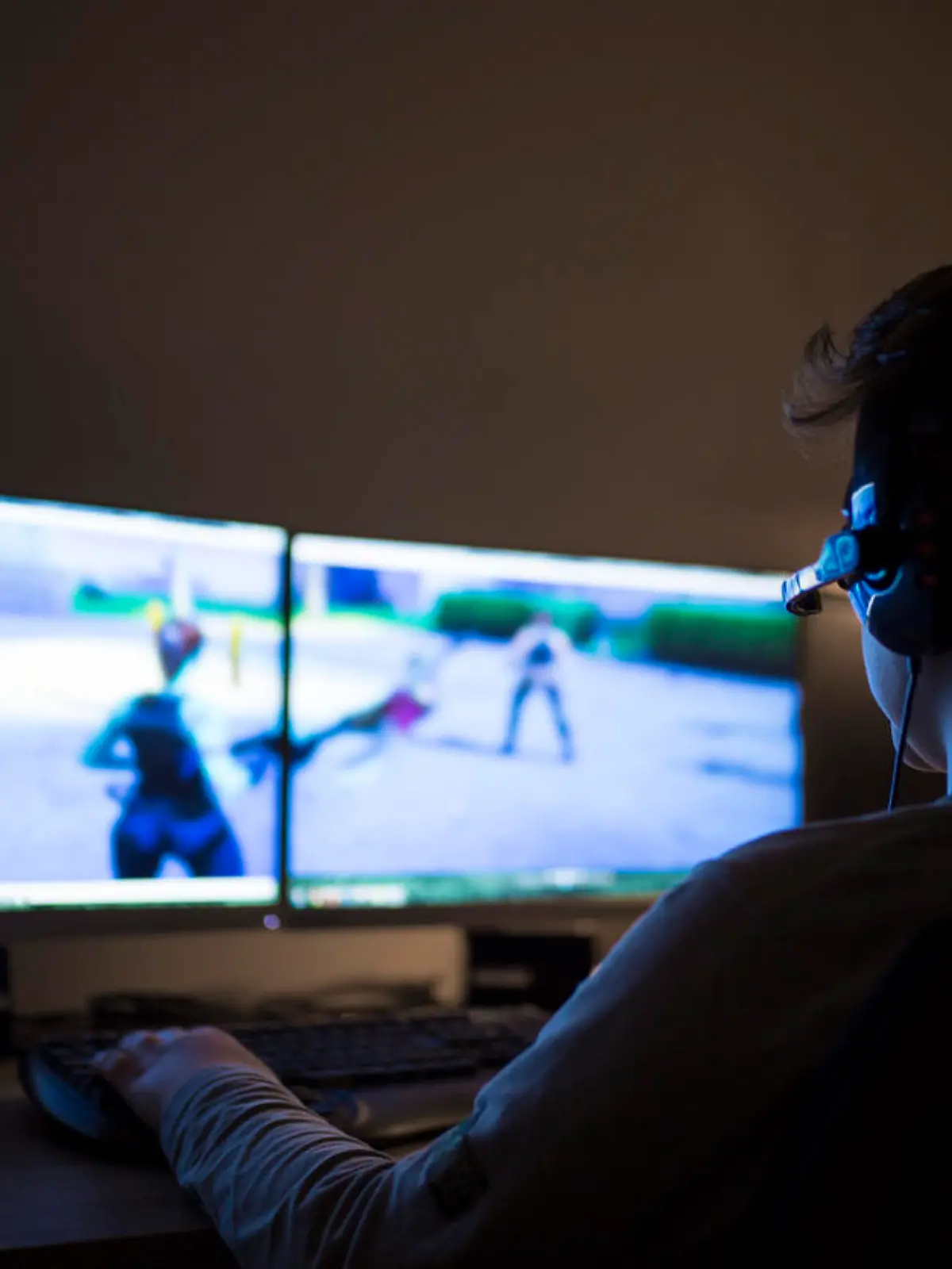 Ein Junge spielt im Dunkeln Computerspiele