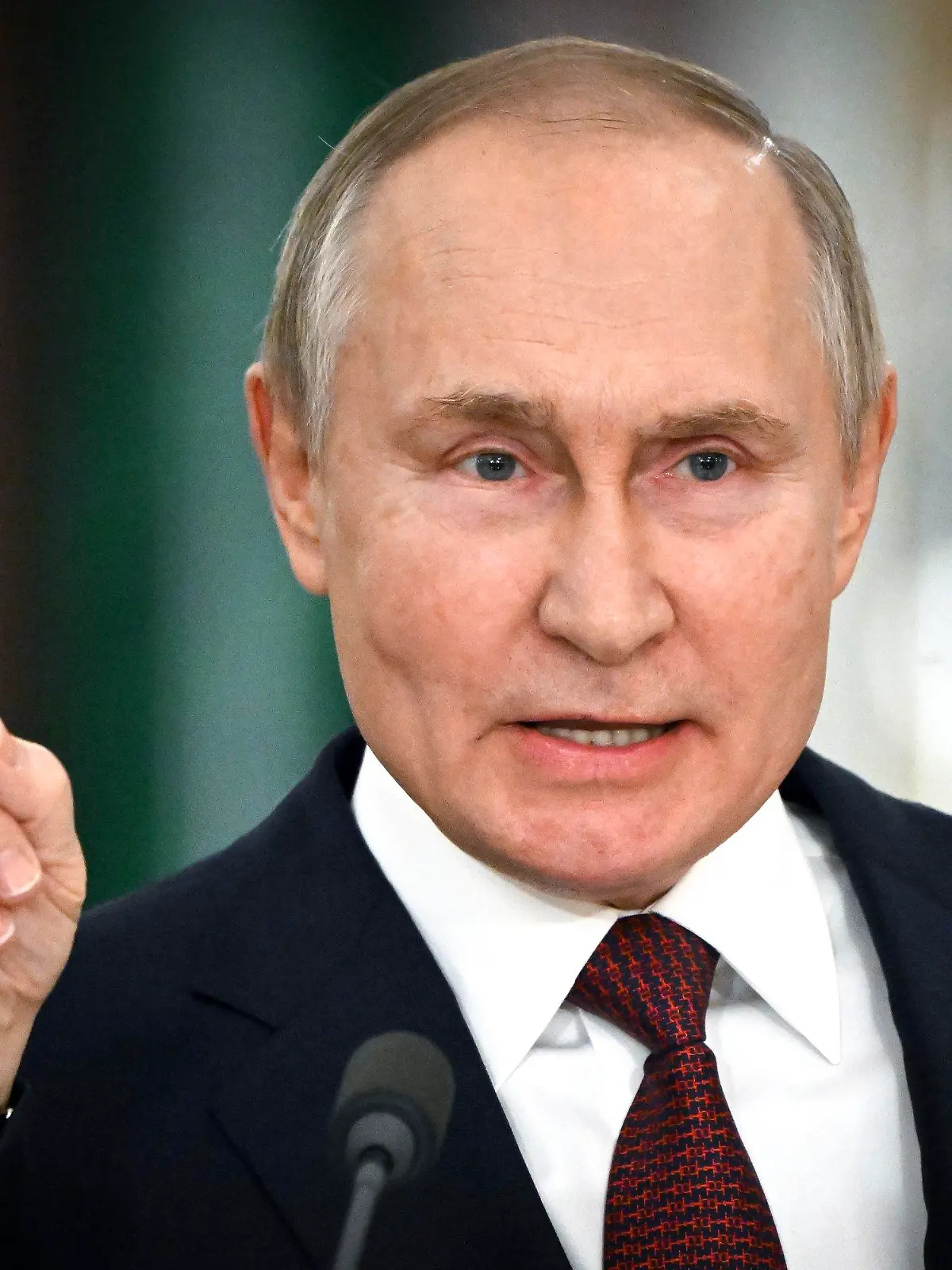 ARCHIV - 22.12.2022, Russland, Moskau: Dieses von der staatlichen russischen Nachrichtenagentur Sputnik via AP veröffentlichte Foto zeigt Wladimir Putin, Präsident von Russland, der während einer Pressekonferenz im Anschluss an eine Sitzung des Staatsrates gestikuliert. Am 24. Februar 2023 jährt sich der Beginn des russischen Angriffskrieges gegen die Ukraine. (zu dpa «Krieg und Repressionen - Kremlchef Putin stellt die Weichen für seine Wiederwahl») Foto: Sergey Guneev/Pool Sputnik Kremlin/AP/dpa +++ dpa-Bildfunk +++