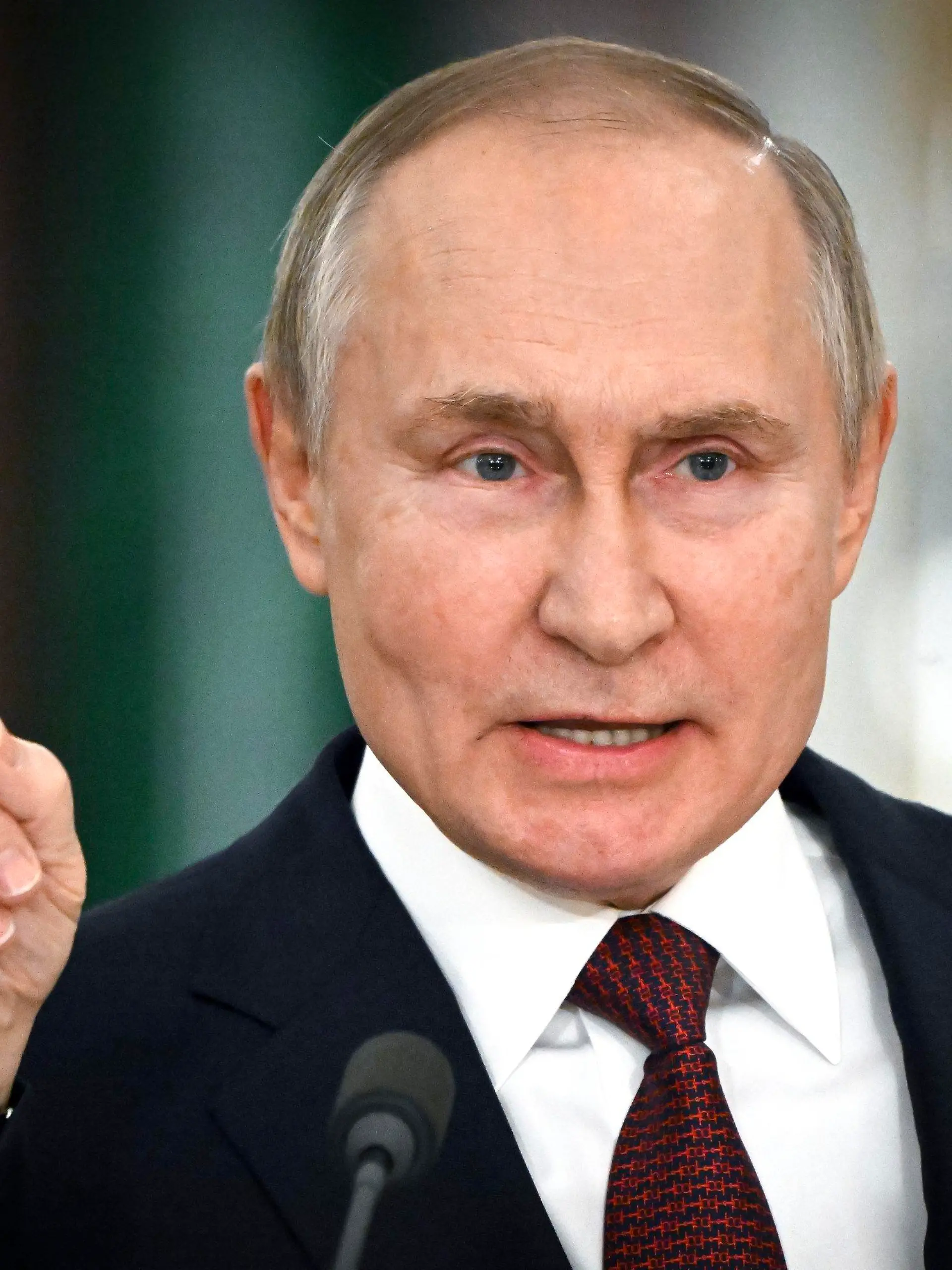 ARCHIV - 22.12.2022, Russland, Moskau: Dieses von der staatlichen russischen Nachrichtenagentur Sputnik via AP veröffentlichte Foto zeigt Wladimir Putin, Präsident von Russland, der während einer Pressekonferenz im Anschluss an eine Sitzung des Staatsrates gestikuliert. Am 24. Februar 2023 jährt sich der Beginn des russischen Angriffskrieges gegen die Ukraine. (zu dpa «Krieg und Repressionen - Kremlchef Putin stellt die Weichen für seine Wiederwahl») Foto: Sergey Guneev/Pool Sputnik Kremlin/AP/dpa +++ dpa-Bildfunk +++