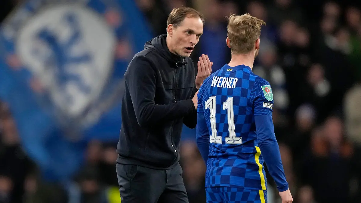 ARCHIV - 27.02.2022, Großbritannien, London: Fußball: Liga-Pokal England, Finale, FC Chelsea - FC Liverpool: Thomas Tuchel (l), Trainer des FC Chelsea, spricht mit Timo Werner vom FC Chelsea während des Spiels. Werner hat seinen Abschied vom FC Chelsea nach nur zwei Jahren auch mit dem mangelnden Vertrauen des damaligen Trainers Thomas Tuchel begründet. (zu dpa: «Werner über Chelsea-Abschied: «Wollte am Ende nur noch weg»») Foto: Alastair Grant/AP/dpa +++ dpa-Bildfunk +++