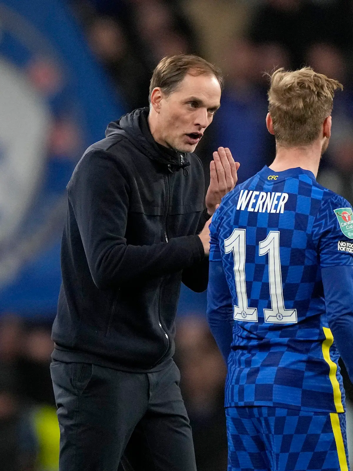 ARCHIV - 27.02.2022, Großbritannien, London: Fußball: Liga-Pokal England, Finale, FC Chelsea - FC Liverpool: Thomas Tuchel (l), Trainer des FC Chelsea, spricht mit Timo Werner vom FC Chelsea während des Spiels. Werner hat seinen Abschied vom FC Chelsea nach nur zwei Jahren auch mit dem mangelnden Vertrauen des damaligen Trainers Thomas Tuchel begründet. (zu dpa: «Werner über Chelsea-Abschied: «Wollte am Ende nur noch weg»») Foto: Alastair Grant/AP/dpa +++ dpa-Bildfunk +++
