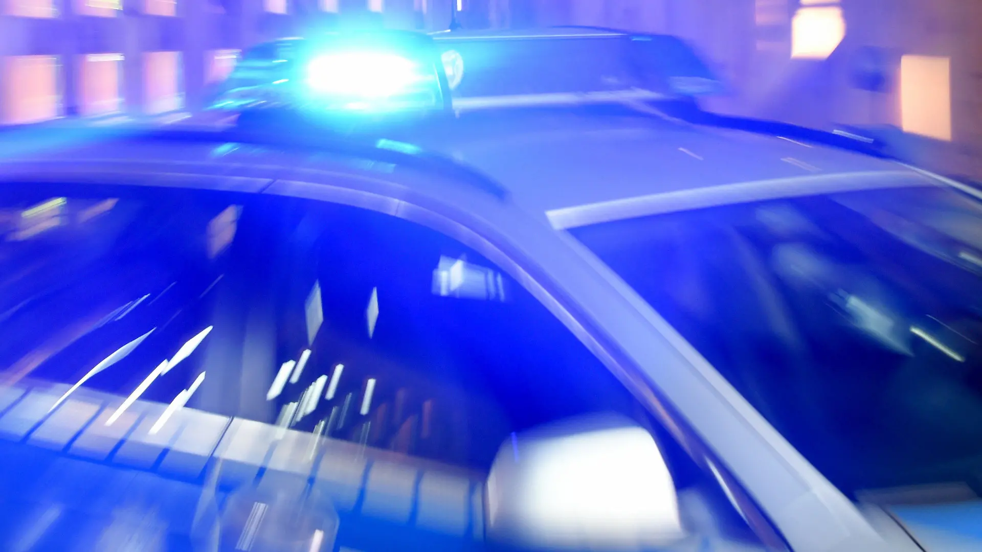 ARCHIV - ILLUSTRATION - 06.08.2015, Schleswig-Holstein, Flensburg: Ein Streifenwagen der Bundespolizei steht mit eingeschaltetem Blaulicht in Flensburg (Schleswig-Holstein) in der Ausfahrt einer Garage. Nach dem gewaltsamen Tod einer 17-Jährigen in Flensburg ist gegen einen 18-jährigen Tatverdächtigen Haftbefehl erlassen worden. Dies teilte ein Sprecher des polizeilichen Lagezentrums in Kiel in der Nacht zum 14.03.2018 mit. Das Mädchen war am 12.03.2018 in einer Wohnung mit schweren Stichverletzungen aufgefunden worden. (zu dpa "Haftbefehl nach gewaltsamen Tod von 17-Jähriger erlassen" vom 14.03.2018) Foto: Carsten Rehder/dpa +++ dpa-Bildfunk +++
