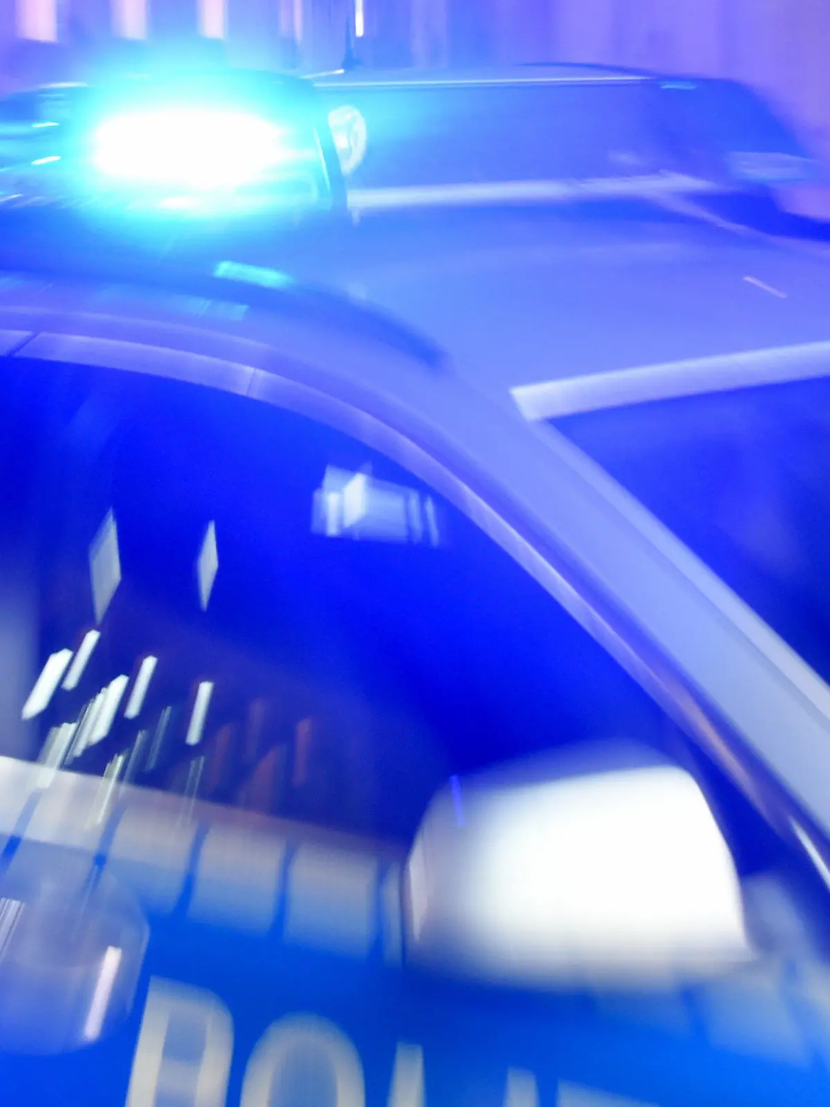 ARCHIV - ILLUSTRATION - 06.08.2015, Schleswig-Holstein, Flensburg: Ein Streifenwagen der Bundespolizei steht mit eingeschaltetem Blaulicht in Flensburg (Schleswig-Holstein) in der Ausfahrt einer Garage. Nach dem gewaltsamen Tod einer 17-Jährigen in Flensburg ist gegen einen 18-jährigen Tatverdächtigen Haftbefehl erlassen worden. Dies teilte ein Sprecher des polizeilichen Lagezentrums in Kiel in der Nacht zum 14.03.2018 mit. Das Mädchen war am 12.03.2018 in einer Wohnung mit schweren Stichverletzungen aufgefunden worden. (zu dpa "Haftbefehl nach gewaltsamen Tod von 17-Jähriger erlassen" vom 14.03.2018) Foto: Carsten Rehder/dpa +++ dpa-Bildfunk +++