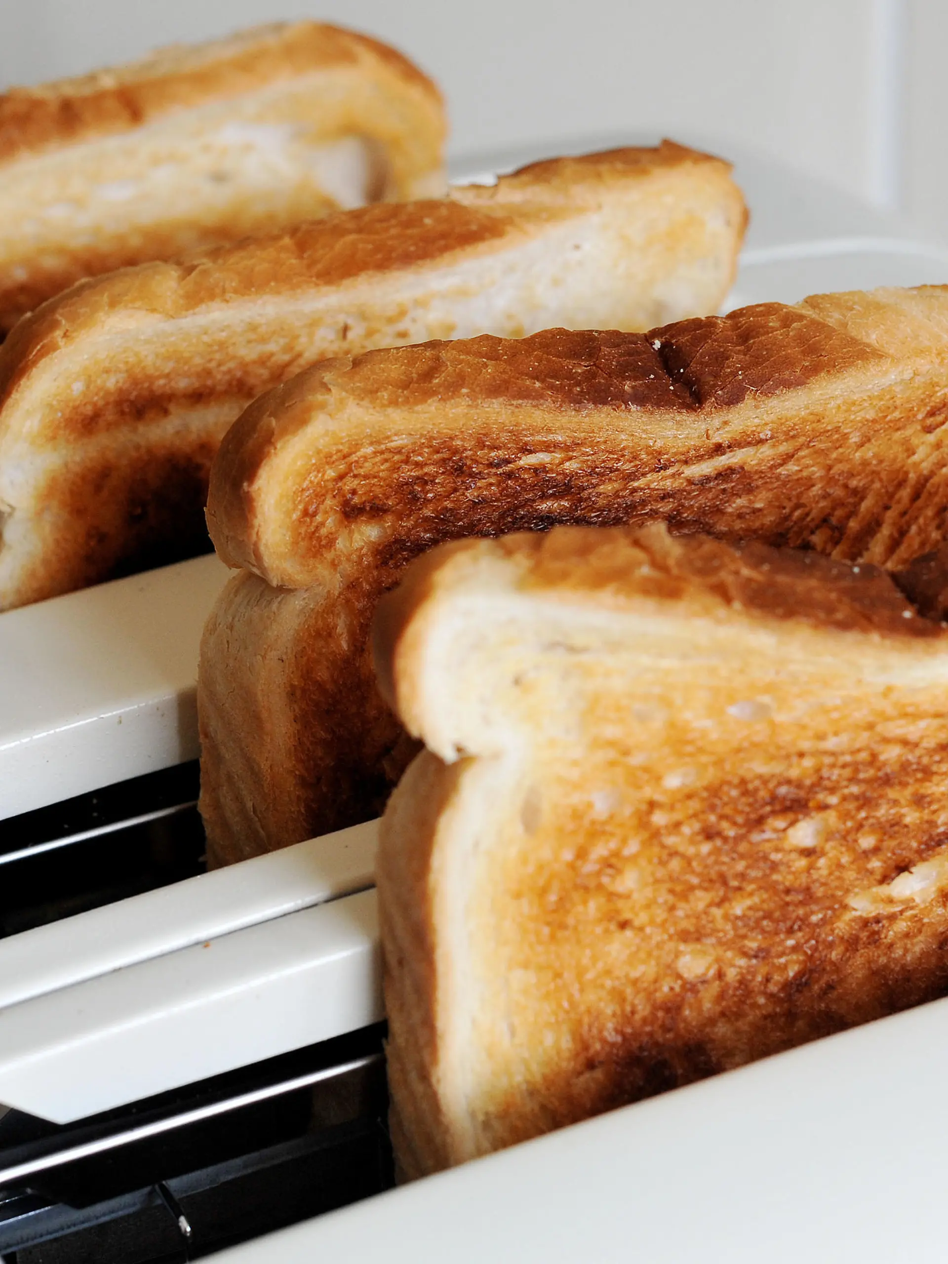 Toaster mit frischem Toastbrot