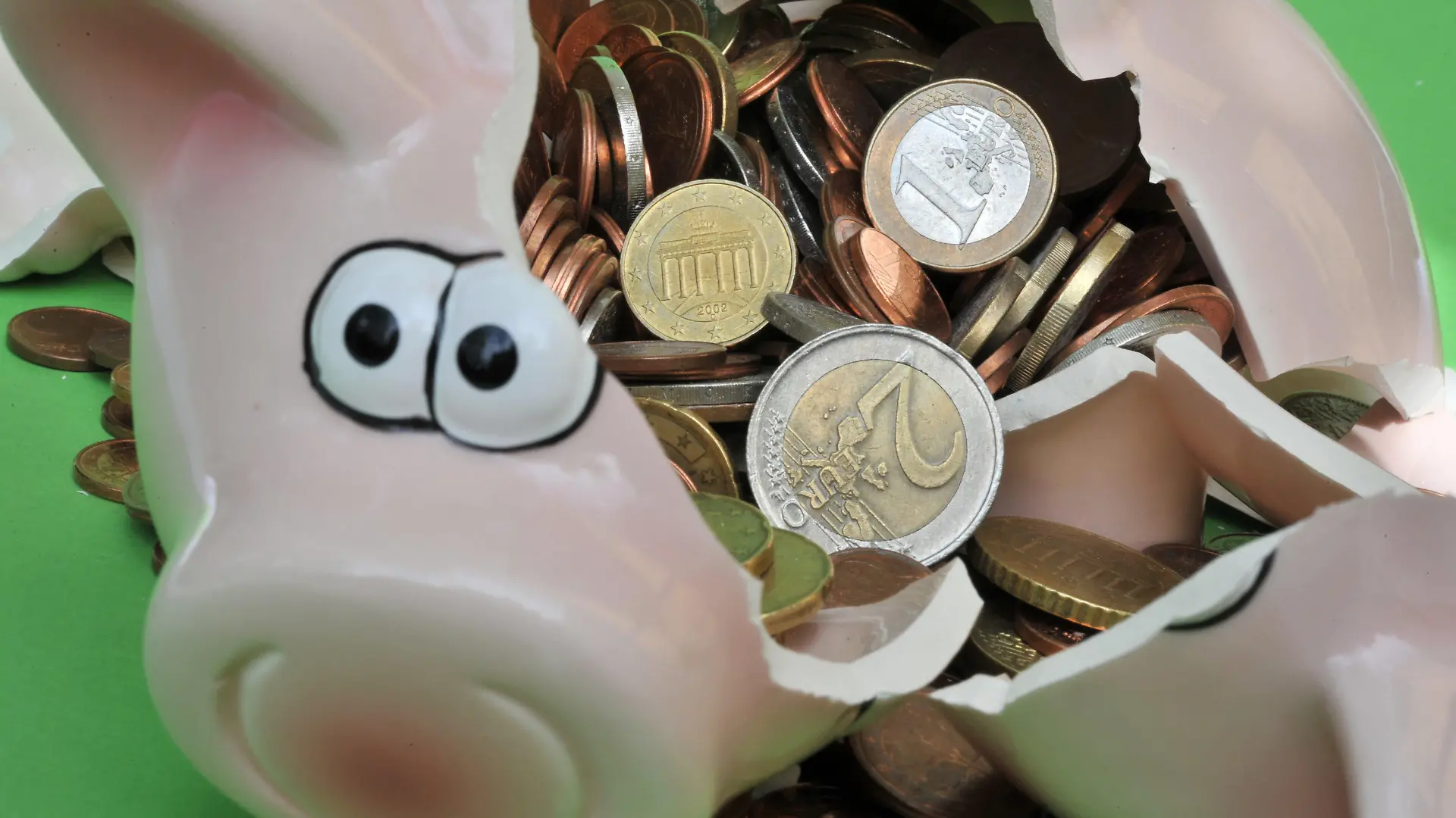 ARCHIV - ILLUSTRATION - Ein Sparschwein mit Euro-Geldstücken liegt am 10.06.2010 zerbrochen in München (Oberbayern) auf einem Tisch. (zu dpa-Vorrausmeldung:"EU-Kommission will Gespräche um Einlagensicherung in Schwung bringen" vom 10.10.2017) Foto: Peter Kneffel/dpa +++(c) dpa - Bildfunk+++