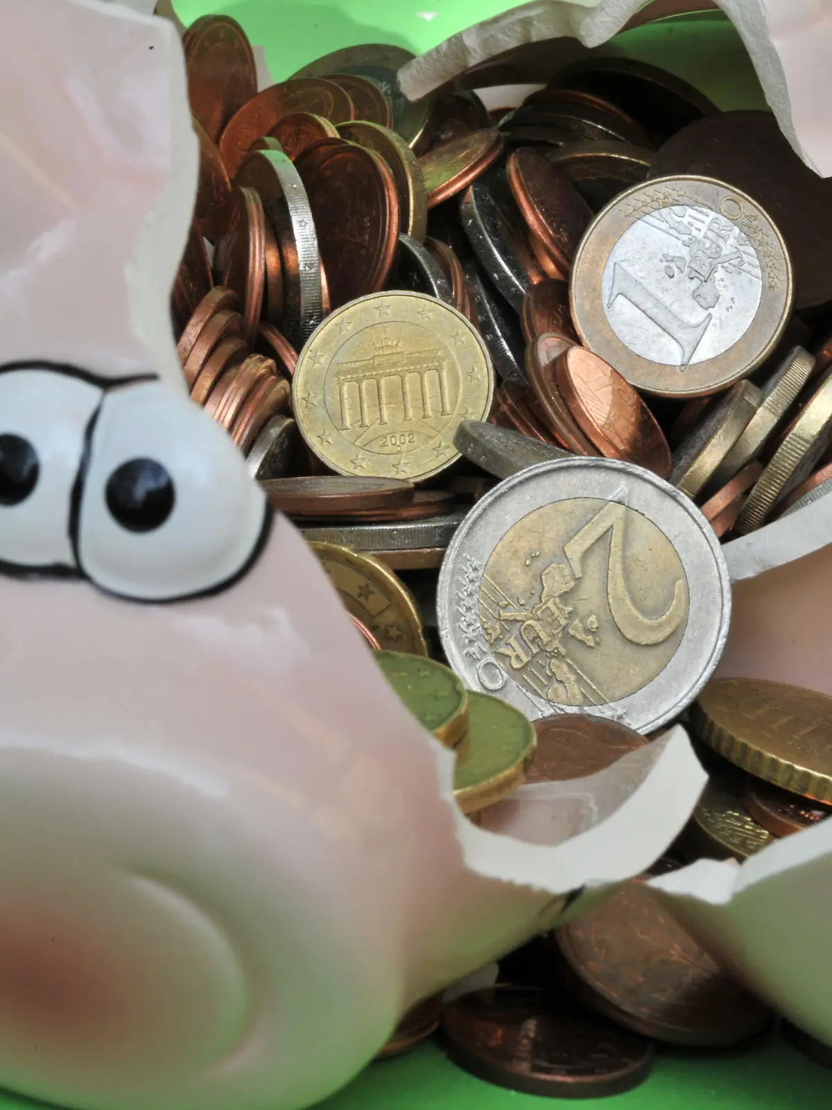 ARCHIV - ILLUSTRATION - Ein Sparschwein mit Euro-Geldstücken liegt am 10.06.2010 zerbrochen in München (Oberbayern) auf einem Tisch. (zu dpa-Vorrausmeldung:"EU-Kommission will Gespräche um Einlagensicherung in Schwung bringen" vom 10.10.2017) Foto: Peter Kneffel/dpa +++(c) dpa - Bildfunk+++