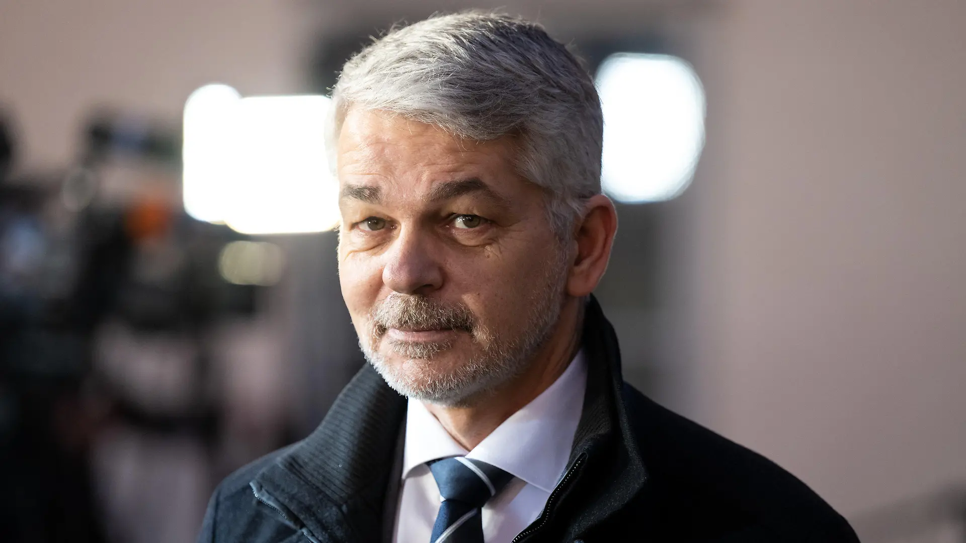 ARCHIV - 06.01.2023, Bayern, Seeon-Seebruck: Carlo Masala, Professor für Internationale Politik an der Universität der Bundeswehr in München, gibt während der Winterklausur der CSU im Bundestag vor dem Kloster Seeon ein Interview. (zu dpa «Experte Masala: Ukraine-Krieg wird am Verhandlungstisch beendet») Foto: Sven Hoppe/dpa +++ dpa-Bildfunk +++