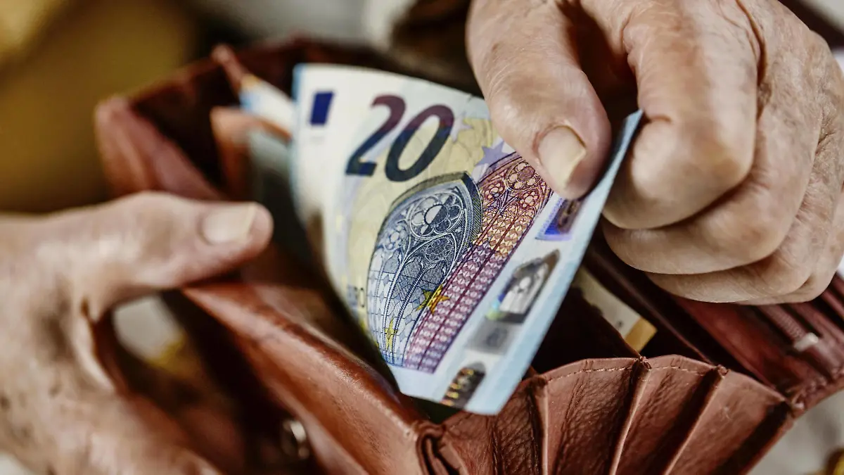 Seniorin zieht einen 20 Euro Schein aus ihrem Portemonnaie, Deutschland, Europa *** A 20 Euro Bill citizen pulls out her wallet Germany Europe Copyright: imageBROKER/JanxTepass ibxjte04634740.jpg Bitte beachten Sie die gesetzlichen Bestimmungen des deutschen Urheberrechtes hinsichtlich der Namensnennung des Fotografen im direkten Umfeld der Veröffentlichung!