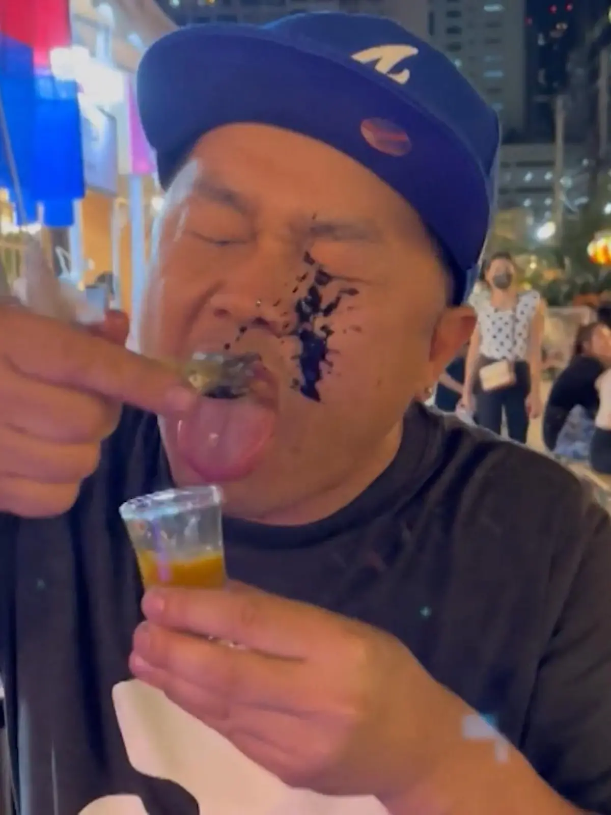 Dieser „Shot“ hat es in sich – und zwar gleich im doppelten Sinne! Auf einem Markt in Thailand bestellt dieser Mann sich ein Getränk mit einer besonderen Garnitur – einem lebendigen Tintenfisch. Geplant ist, den Tintenfisch gemeinsam mit dem Getränk zu verzehren – nur hat der da noch ein Wörtchen mitzureden!