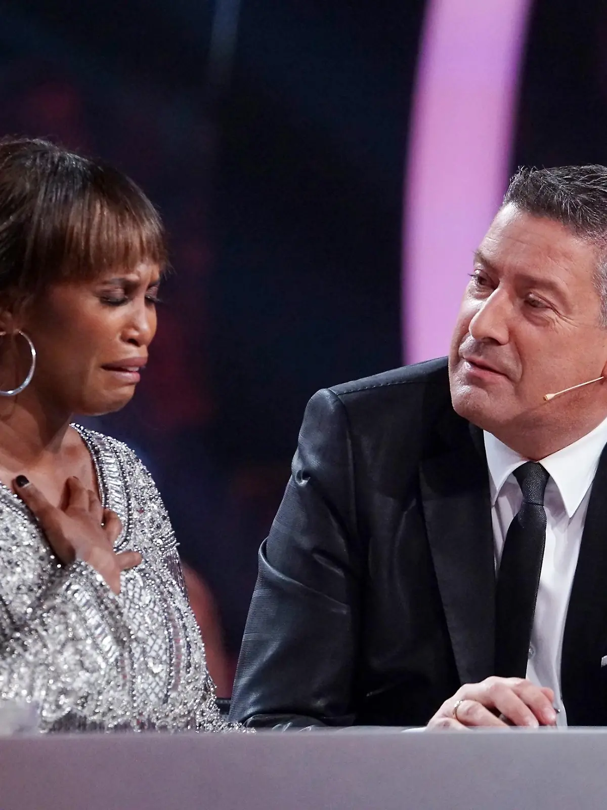 Jurymitglied Motsi Mabuse ist von dem Freestyle von Vanessa Mai und Christian Polanc zu Tränen gerührt. 