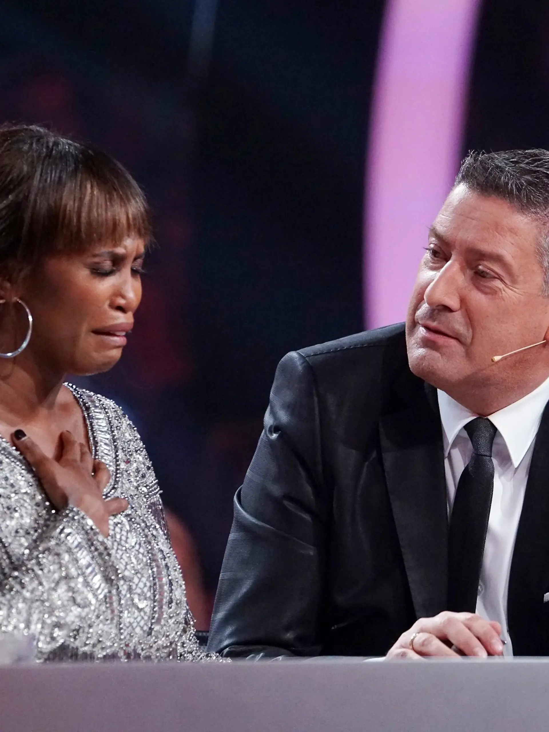 Jurymitglied Motsi Mabuse ist von dem Freestyle von Vanessa Mai und Christian Polanc zu Tränen gerührt. 