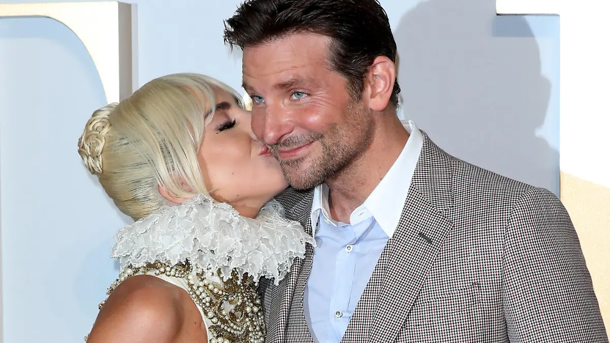 Lady Gaga küsst Bradley Cooper auf die Wange
