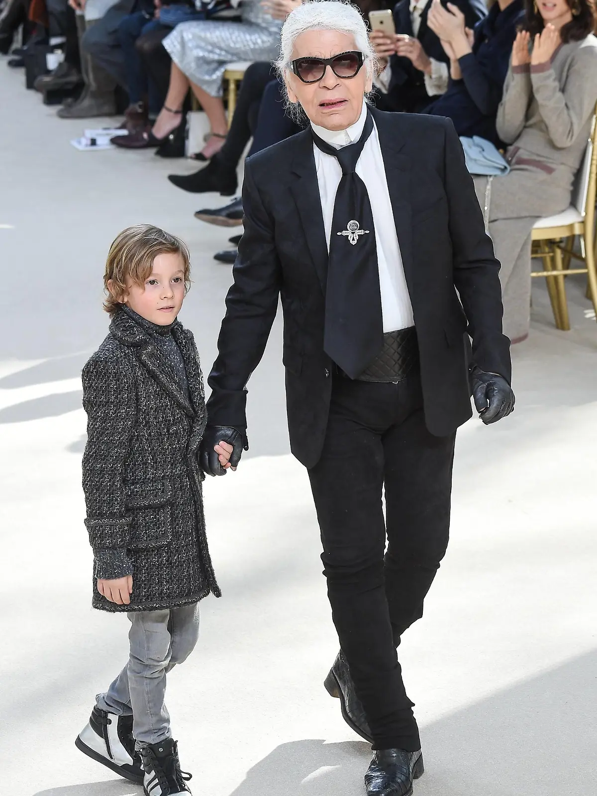 Fashion week ready to wear AW 2016. Defile de mode pret a porter automne hiver 2016. Chanel. Chanel , autumn-winter 2016 Paris, France 205567 2016-03-08 Paris France Lagerfeld, Karl; Kroenig, Hudson PUBLICATIONxINxGERxAUTxONLY Copyright: xGuyxMarineaux STAR_205567_118  