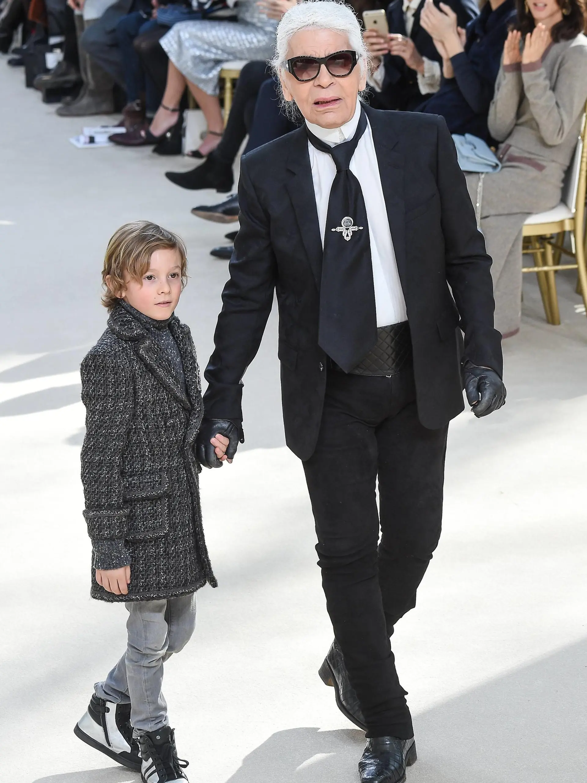 Fashion week ready to wear AW 2016. Defile de mode pret a porter automne hiver 2016. Chanel. Chanel , autumn-winter 2016 Paris, France 205567 2016-03-08 Paris France Lagerfeld, Karl; Kroenig, Hudson PUBLICATIONxINxGERxAUTxONLY Copyright: xGuyxMarineaux STAR_205567_118  