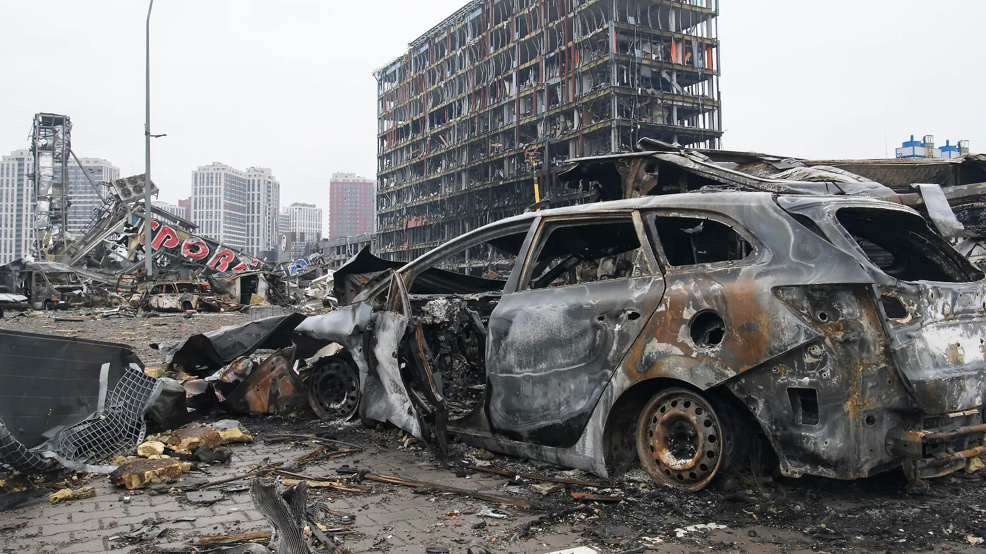 News Bilder des Tages Russians Continue War In Ukraine Consequences of shelling of the Retroville shopping mall by Russian missiles. Kyiv, Ukraine. March 30, 2022. Kyiv Ukraine PUBLICATIONxNOTxINxFRA Copyright: xMaxymxMarusenkox originalFilename: musienko-notitle220330_nplkp.jpg