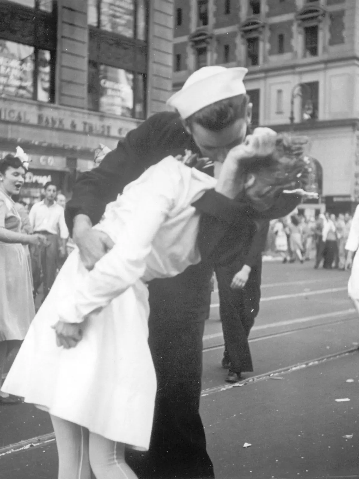 HANDOUT - 14.08.1945, USA, New York: Die von der US-Navy zur Verfügung gestellte Aufnahme zeigt einen Matrosen und eine Frau, die sich am Times Square küssen. Dabei handelt es sich NICHT um die berühmte Aufnahme des Fotografen Alfred Eisenstaedt, sondern um eine Aufnahme der gleichen Szene, fotografiert vom US-Navy Fotografen Victor Jorgensen. George Mendonsa, der «küssende Matrose» aus New York von einem der berühmtesten Fotos zum Ende des Zweiten Weltkriegs, ist tot. Der Veteran der US-Navy starb bereits am Wochenende im Altenheim in Middletown im US-Staat Rhode Island, wie US-Medien am Montag (Ortszeit) den 18.02.2019 unter Berufung auf seine Tochter Sharon Moeller berichteten. Er wurde 95 Jahre alt. Mendonsa war durch eine Kuss-Szene während einer spontanen Siegesfeier zur Kapitulation Japans im Zweiten Weltkrieg auf dem Times Square in New York am 14. August 1945 bekannt geworden. Er hatte während der Feiern auf der Straße eine junge Krankenschwester willkürlich in die Arme genommen und innig geküsst, der Fotograf Alfred Eisenstaedt verewigte diesen Moment. Später erschien das Schwarz-Weiß-Foto auf der Titelseite des «Life»-Magazins. Foto: Victor Jorgensen/U.S. Navy/AP/dpa - ACHTUNG: Nur zur redaktionellen Verwendung im Zusammenhang mit der aktuellen Berichterstattung und nur mit vollständiger Nennung des vorstehenden Credits +++ dpa-Bildfunk +++