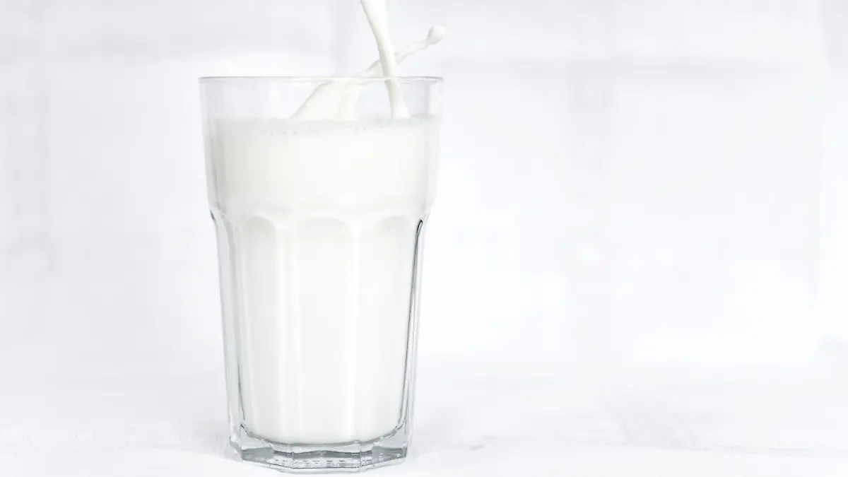 ARCHIV - 25.05.2022, Bremen: ILLUSTRATION - Kuhmilch wird in ein Glas geschüttet. Lange galt Milch als Inbegriff eines gesunden Getränks. Doch der Trend zu veganer Ernährung und Tierwohldebatten tun dem Geschäft ebenso wenig gut wie die Rekordpreise der vergangenen Monate. Zumindest in Sachen Preis scheint eine Trendwende in Sicht. (zu dpa «Milch wird voraussichtlich wieder billiger») Foto: Sina Schuldt/dpa +++ dpa-Bildfunk +++