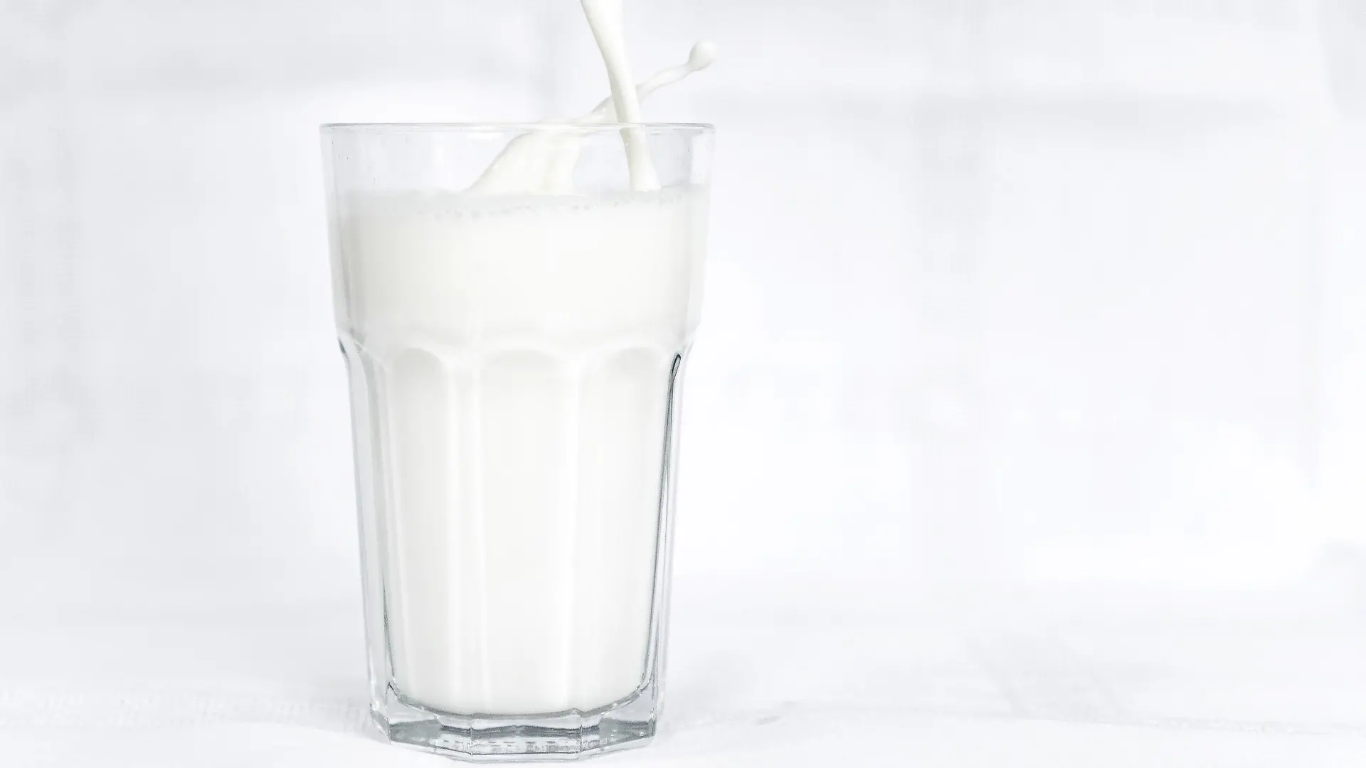 ARCHIV - 25.05.2022, Bremen: ILLUSTRATION - Kuhmilch wird in ein Glas geschüttet. Lange galt Milch als Inbegriff eines gesunden Getränks. Doch der Trend zu veganer Ernährung und Tierwohldebatten tun dem Geschäft ebenso wenig gut wie die Rekordpreise der vergangenen Monate. Zumindest in Sachen Preis scheint eine Trendwende in Sicht. (zu dpa «Milch wird voraussichtlich wieder billiger») Foto: Sina Schuldt/dpa +++ dpa-Bildfunk +++