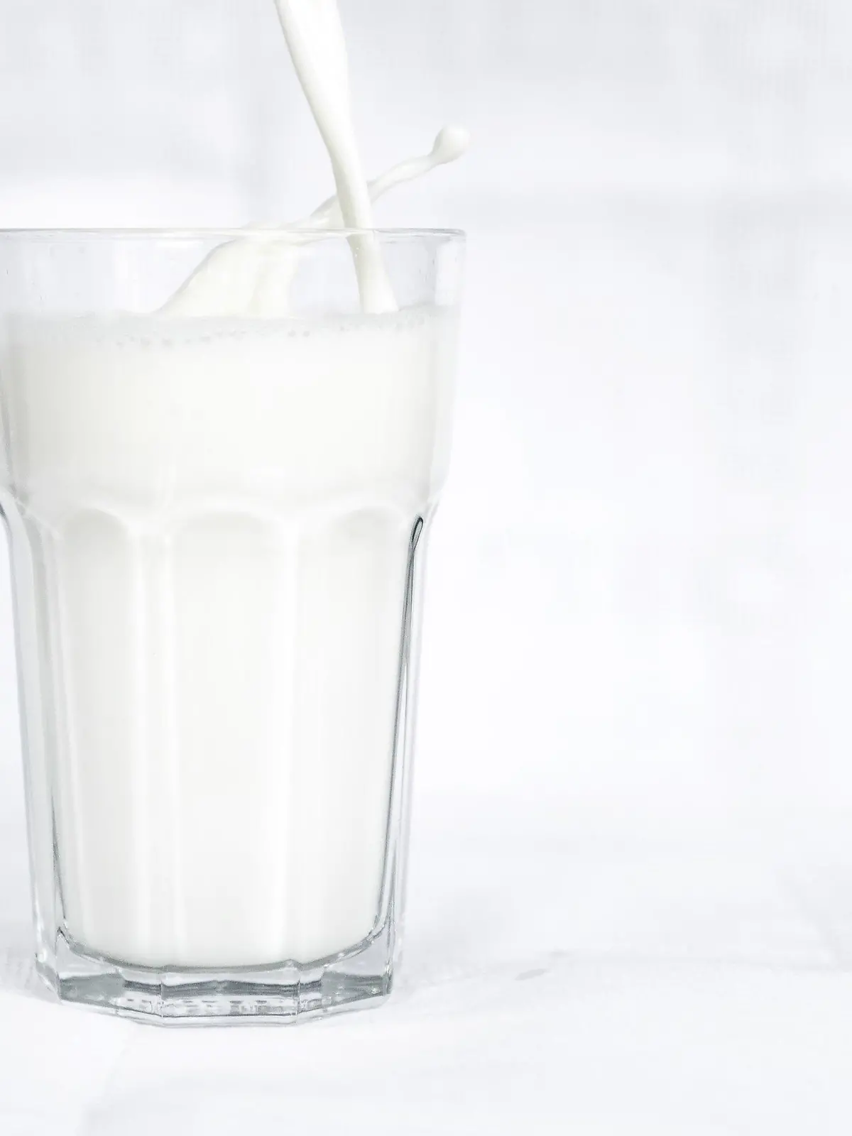 ARCHIV - 25.05.2022, Bremen: ILLUSTRATION - Kuhmilch wird in ein Glas geschüttet. Lange galt Milch als Inbegriff eines gesunden Getränks. Doch der Trend zu veganer Ernährung und Tierwohldebatten tun dem Geschäft ebenso wenig gut wie die Rekordpreise der vergangenen Monate. Zumindest in Sachen Preis scheint eine Trendwende in Sicht. (zu dpa «Milch wird voraussichtlich wieder billiger») Foto: Sina Schuldt/dpa +++ dpa-Bildfunk +++