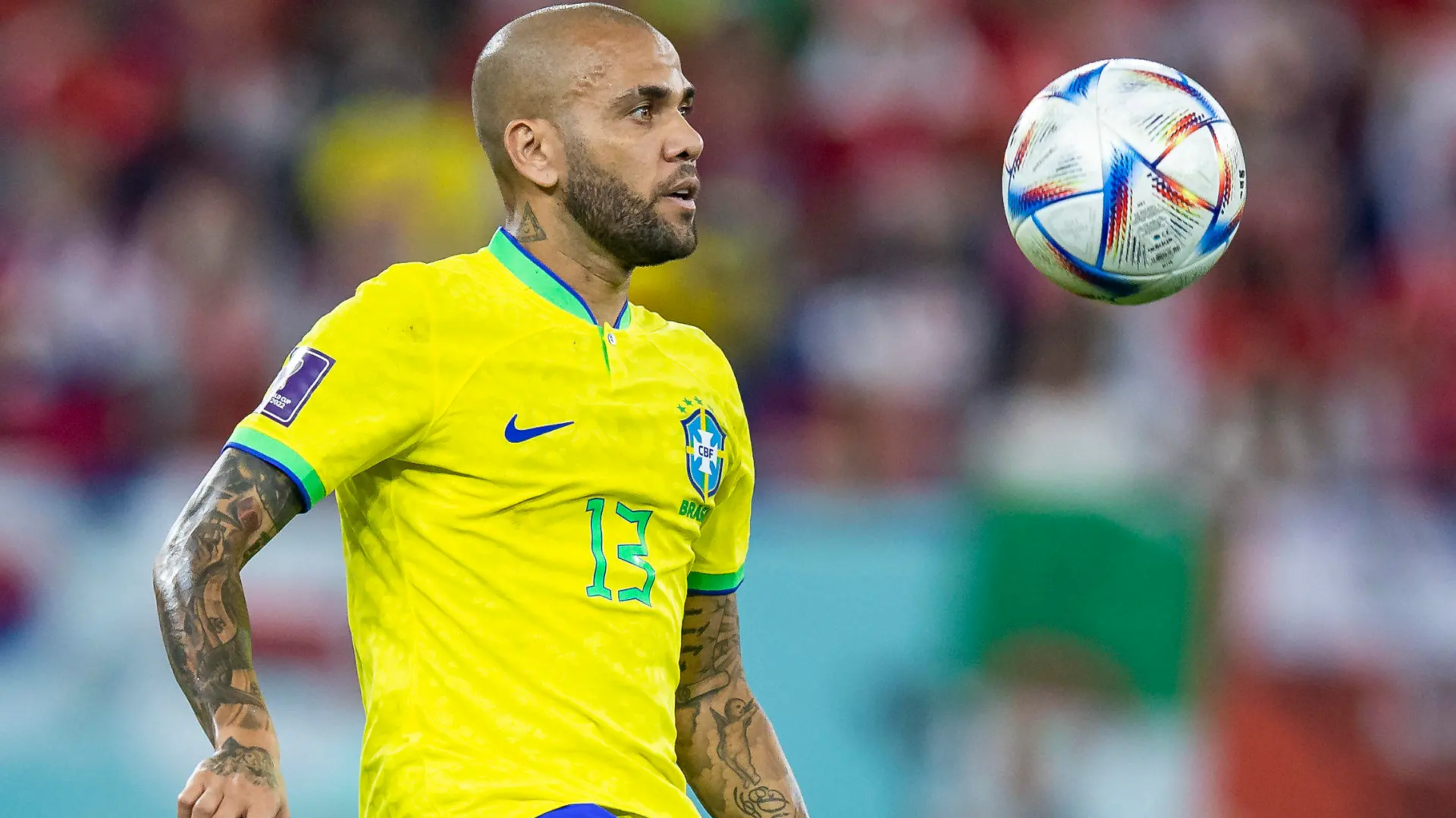 ARCHIV - 05.12.2022, Katar, Doha: Fußball: WM, Brasilien - Südkorea, Finalrunde, Achtelfinale, Stadion 974, Brasiliens Dani Alves in Aktion. Der 39-Jährige, dem Vergewaltigung vorgeworfen wird, muss in Spanien weiter in U-Haft bleiben, entschied ein Gericht in Barcelona am Dienstag. (zu dpa: «Fußballprofi Alves bleibt wegen Vorwurfs der Vergewaltigung in Haft») Foto: Tom Weller/dpa +++ dpa-Bildfunk +++