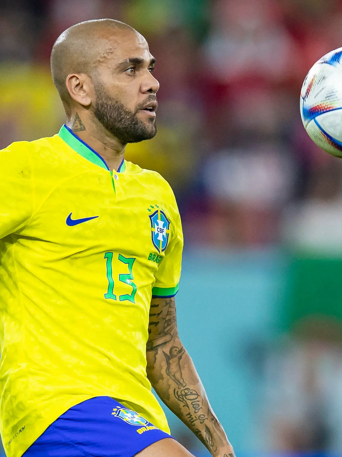ARCHIV - 05.12.2022, Katar, Doha: Fußball: WM, Brasilien - Südkorea, Finalrunde, Achtelfinale, Stadion 974, Brasiliens Dani Alves in Aktion. Der 39-Jährige, dem Vergewaltigung vorgeworfen wird, muss in Spanien weiter in U-Haft bleiben, entschied ein Gericht in Barcelona am Dienstag.  (zu dpa: «Fußballprofi Alves bleibt wegen Vorwurfs der Vergewaltigung in Haft») Foto: Tom Weller/dpa +++ dpa-Bildfunk +++