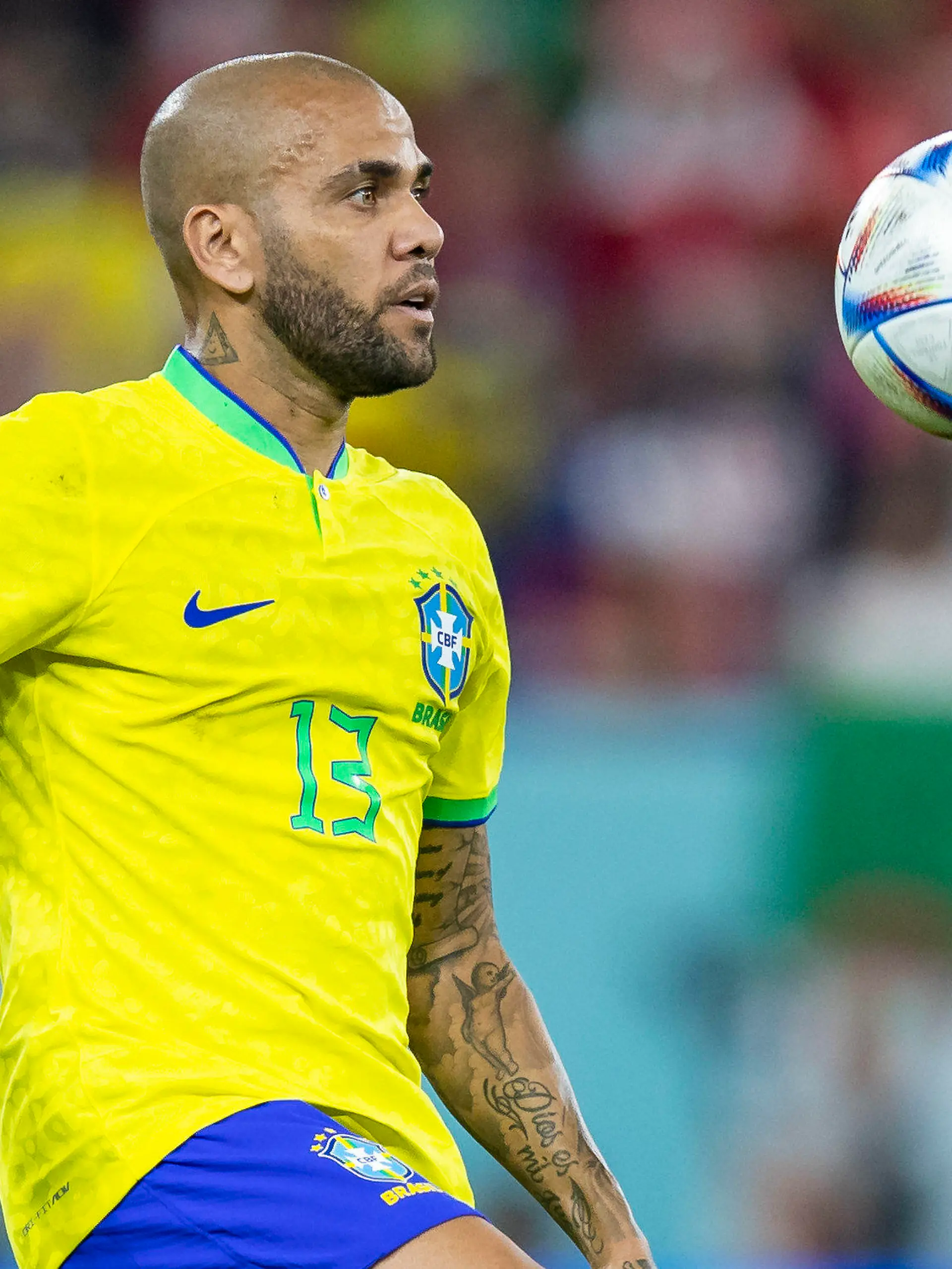ARCHIV - 05.12.2022, Katar, Doha: Fußball: WM, Brasilien - Südkorea, Finalrunde, Achtelfinale, Stadion 974, Brasiliens Dani Alves in Aktion. Der 39-Jährige, dem Vergewaltigung vorgeworfen wird, muss in Spanien weiter in U-Haft bleiben, entschied ein Gericht in Barcelona am Dienstag.  (zu dpa: «Fußballprofi Alves bleibt wegen Vorwurfs der Vergewaltigung in Haft») Foto: Tom Weller/dpa +++ dpa-Bildfunk +++