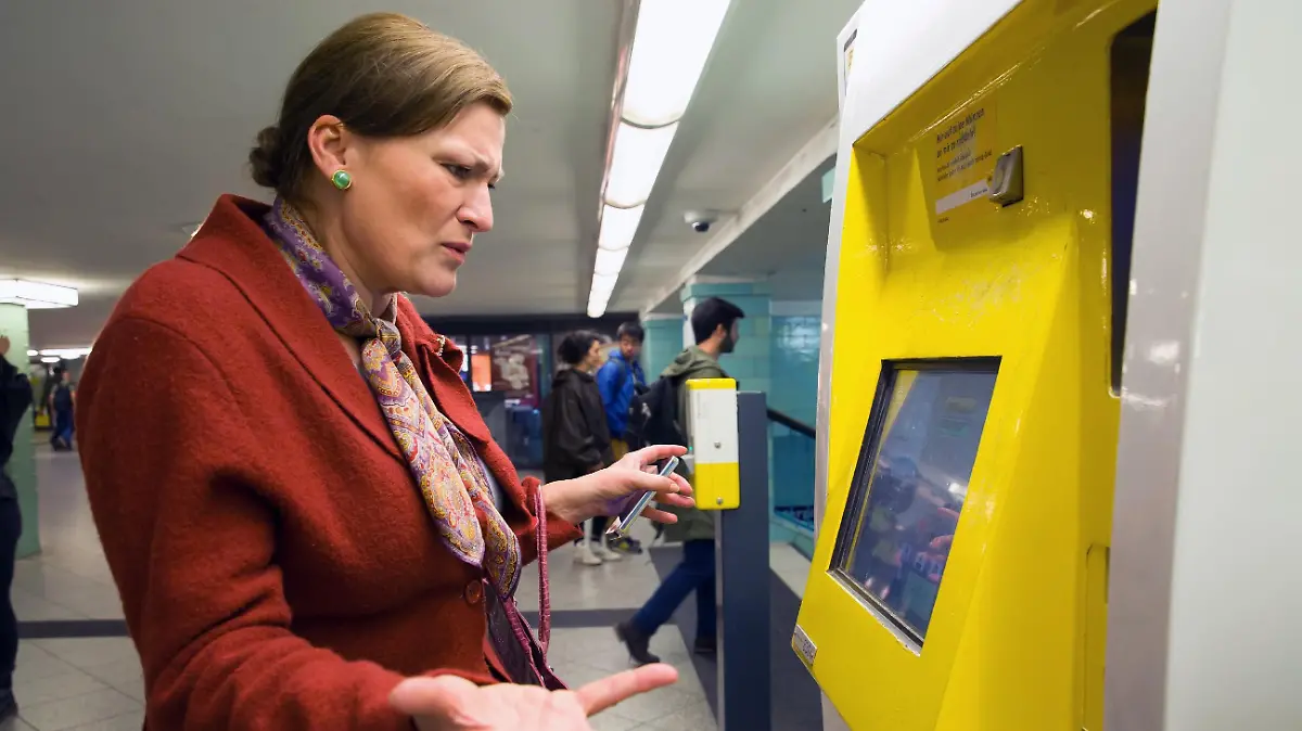 Jasmina (Andreja Schneider, r.) muss schwarz fahren, da sie aus einem kaputten Ticketautomaten kein Ticket lösen kann.