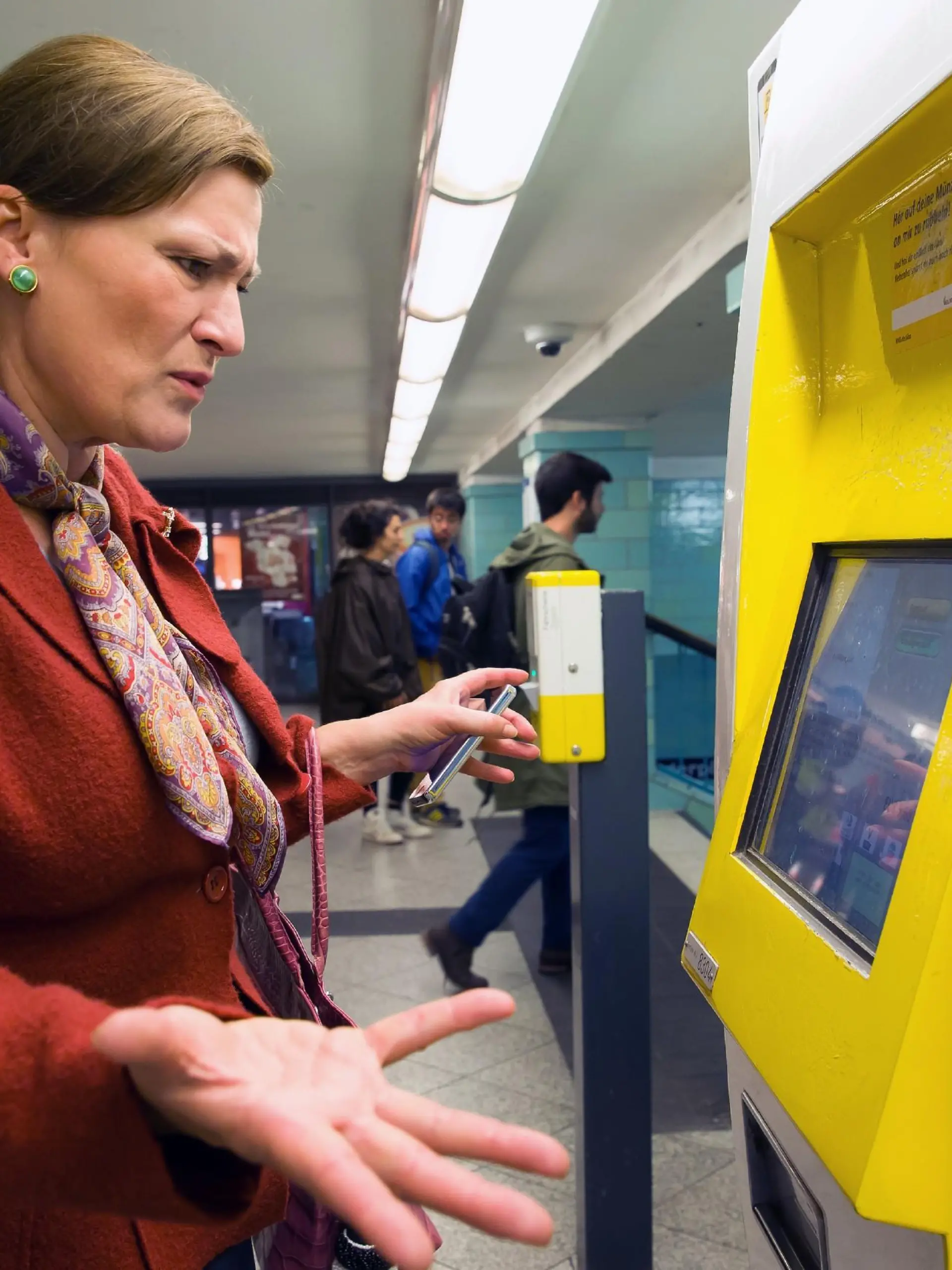 Jasmina (Andreja Schneider, r.) muss schwarz fahren, da sie aus einem kaputten Ticketautomaten kein Ticket lösen kann.
