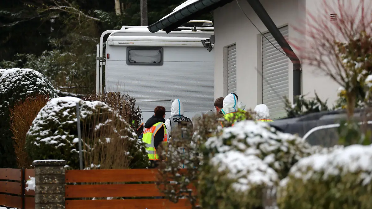 Polizisten und Mitarbeiter der Spurensicherung stehen am 22.01.2018 in Schnaittach (Bayern) auf dem Anwesen eines seit Mitte Dezember 2017 vermissten Ehepaars. Nach dem Verschwinden des Ehepaars hat die Polizei den Sohn des Paars sowie dessen Ehefrau festgenommen. Die Polizei geht von einem Tötungsdelikt aus. Foto: Daniel Karmann/dpa +++(c) dpa - Bildfunk+++