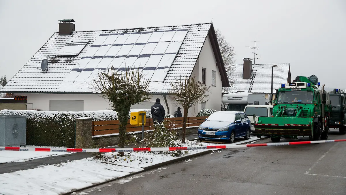 ARCHIV - 22.01.2018, Bayern, Schnaittach: Ein Polizist geht am Haus eines mutmaßlich ermordeten Ehepaars vorbei. (zu dpa «Beginn Mordprozess um erschlagenes und eingemauertes Ehepaar in Schnaittach» vom 19.02.2019) Foto: Daniel Karmann/dpa +++ dpa-Bildfunk +++