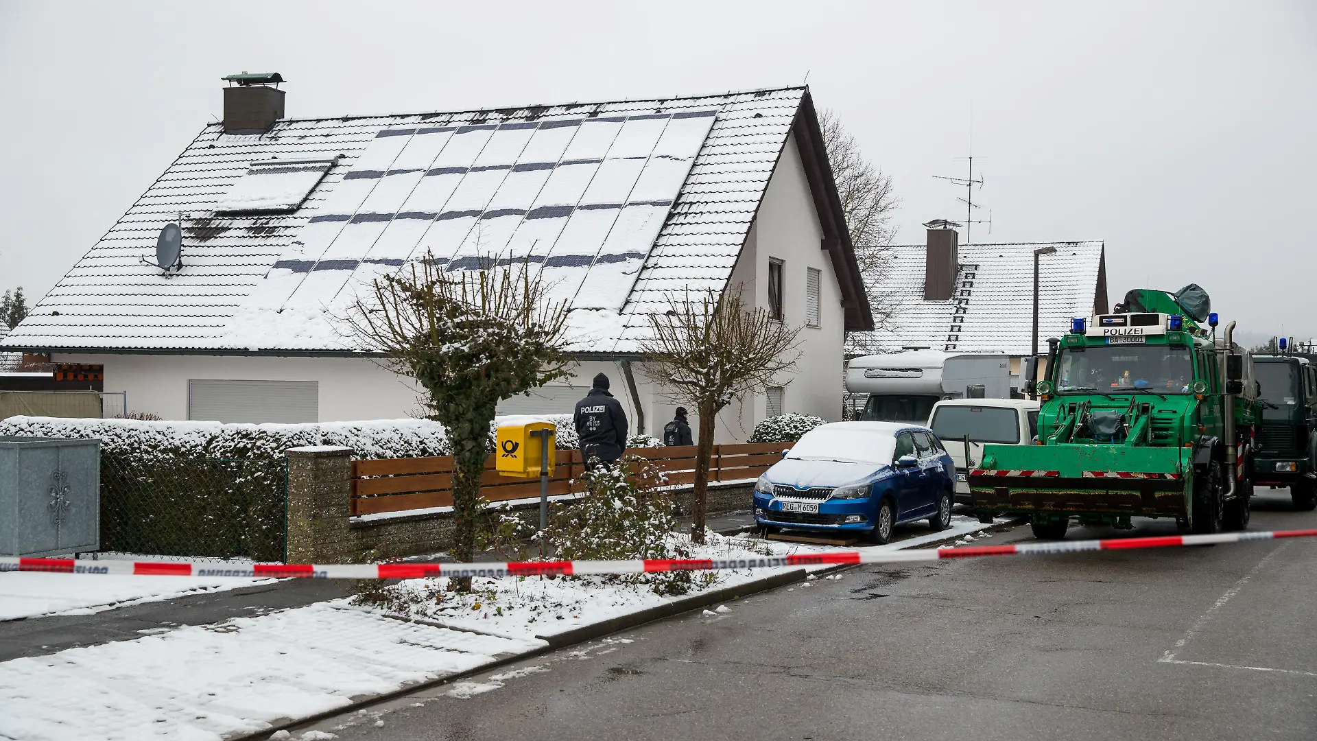ARCHIV - 22.01.2018, Bayern, Schnaittach: Ein Polizist geht am Haus eines mutmaßlich ermordeten Ehepaars vorbei. (zu dpa «Beginn Mordprozess um erschlagenes und eingemauertes Ehepaar in Schnaittach» vom 19.02.2019) Foto: Daniel Karmann/dpa +++ dpa-Bildfunk +++