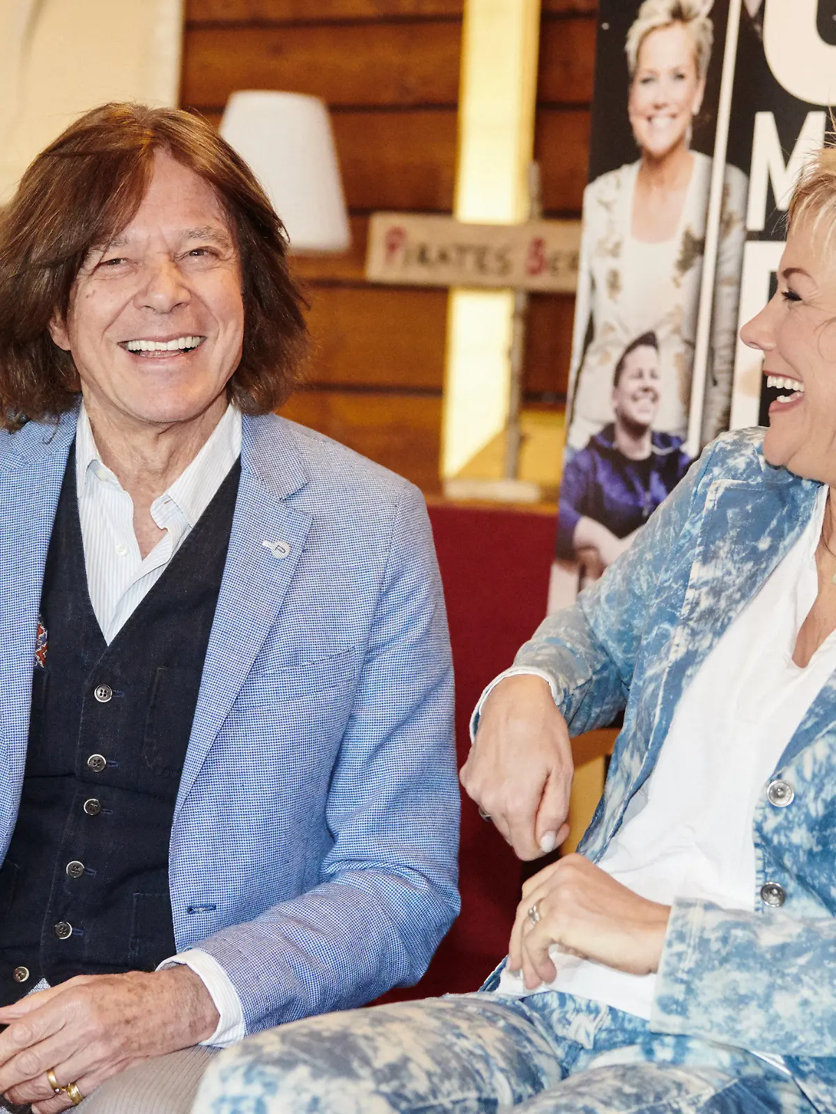18.02.2019, Berlin: Inka Bause und Jürgen Drews sitzen und lachen im Restaurant Pirates Berlin an der East Side Gallery.  Drews und Bause warben für ihre für den 03.10. geplante Show ·1989 - 2019: 30 Jahre Mauerfall - Die große Feier". Foto: Annette Riedl/dpa +++ dpa-Bildfunk +++