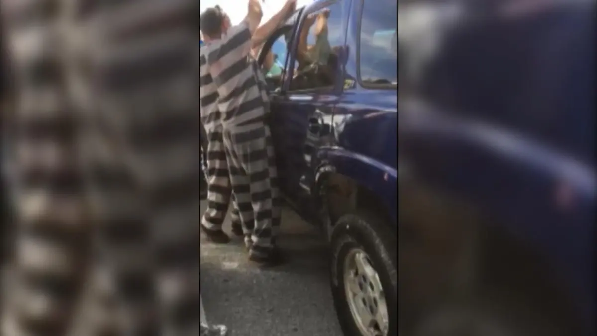 Häftlinge knacken Auto - und Polizisten schauen zu Baby aus Auto gerettet!