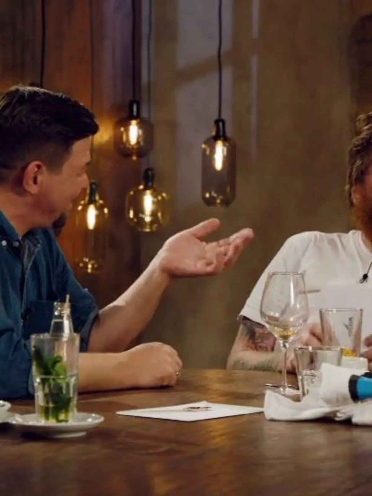 Bild zu: "Lukas Mraz schlägt Tim Mälzer"