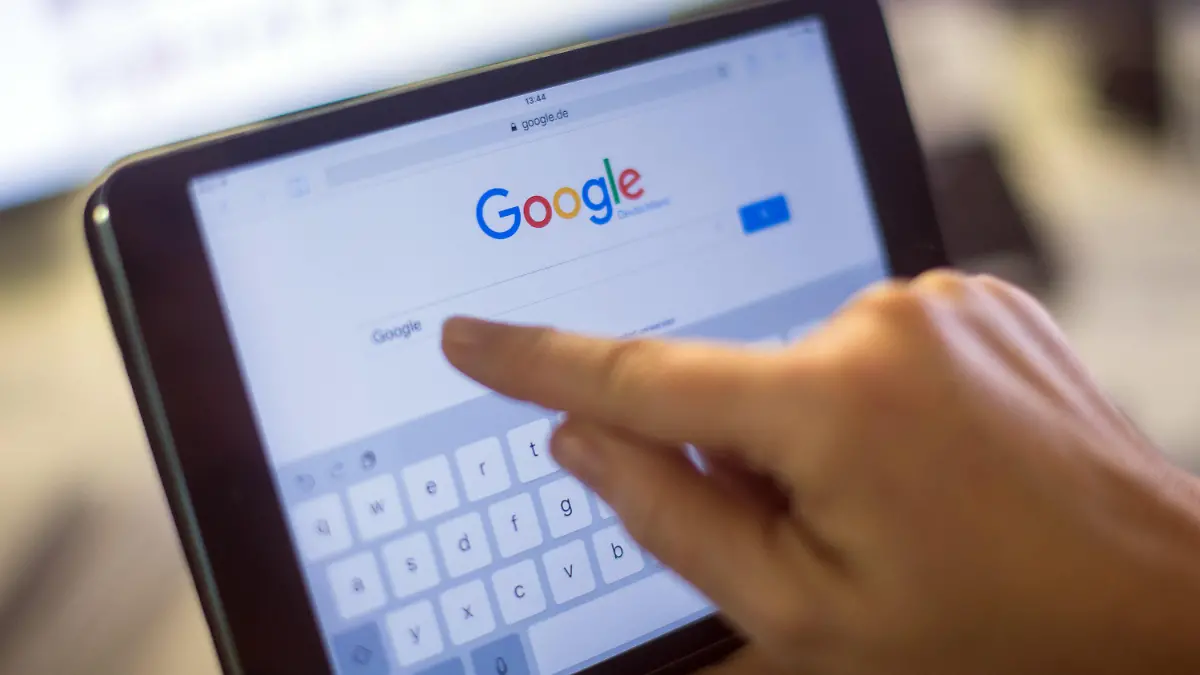 ARCHIV - 28.09.2014, Berlin: Ein Finger zeigt auf die Google-Suche auf einem iPad Mini 2. (zu dpa EU-Kommission ruft Google zu mehr Transparenz auf) Foto: Lukas Schulze/dpa +++ dpa-Bildfunk +++