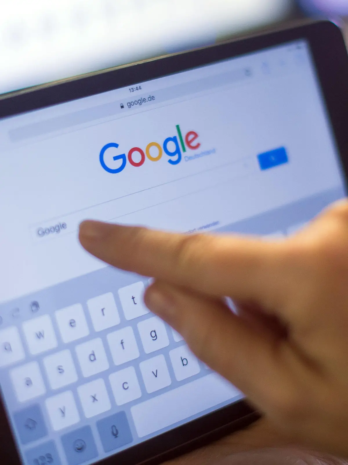 ARCHIV - 28.09.2014, Berlin: Ein Finger zeigt auf die Google-Suche auf einem iPad Mini 2. (zu dpa EU-Kommission ruft Google zu mehr Transparenz auf) Foto: Lukas Schulze/dpa +++ dpa-Bildfunk +++