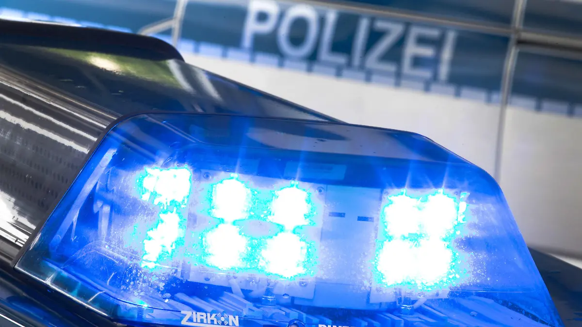 ARCHIV - 27.07.2015, ---: Eine Blaulicht leuchtet auf dem Dach eines Polizeiwagens. Im Hintergrund steht ein weiterer Streifenwagen. (Symbolbild zu dpa: «Mann schießt mit Armbrust - Polizei untersucht rechten Hintergrund») Foto: Friso Gentsch/dpa +++ dpa-Bildfunk +++