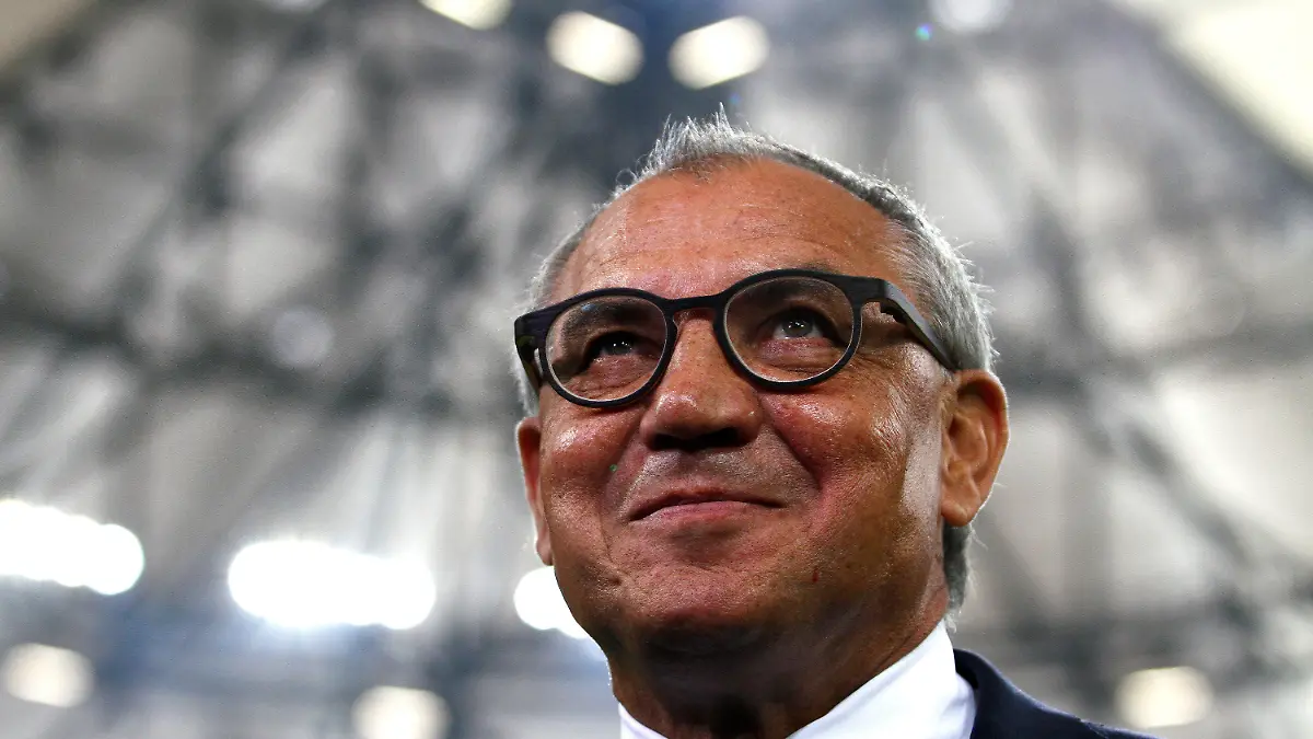 ARCHIV - Fußball 1. Bundesliga 7. Spieltag: FC Schalke 04 - VfL Wolfsburg am 06.10.2012 in der VELTINS-Arena in Gelsenkirchen. Trainer und Manager Felix Magath vom VfL Wolfsburg im Interview vor Spielbeginn. Der frühere Fußball-Trainer und Manager Felix Magath soll ein Konzept erarbeitet haben, wie er den Hamburger SV als Vereinschef führen würde. Laut «Sport Bild» soll sich Magath mit HSV-Investor Klaus-Michael Kühne zweimal getroffen und dabei einen Plan vorgelegt haben. Foto: Kevin Kurek dpa (zu dpa 0591 vom 28.08.2013) +++(c) dpa - Bildfunk+++