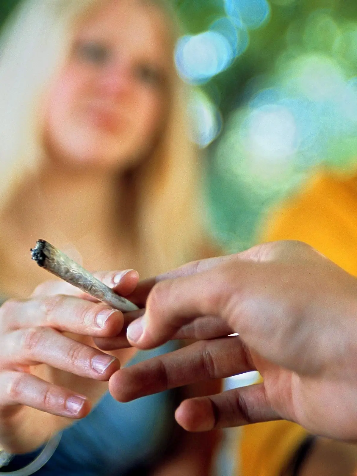 Ein Joint wird weitergereicht, aufgenommen am 12.6.2002 in Zürich. (Nicht frei für Bildfunk)