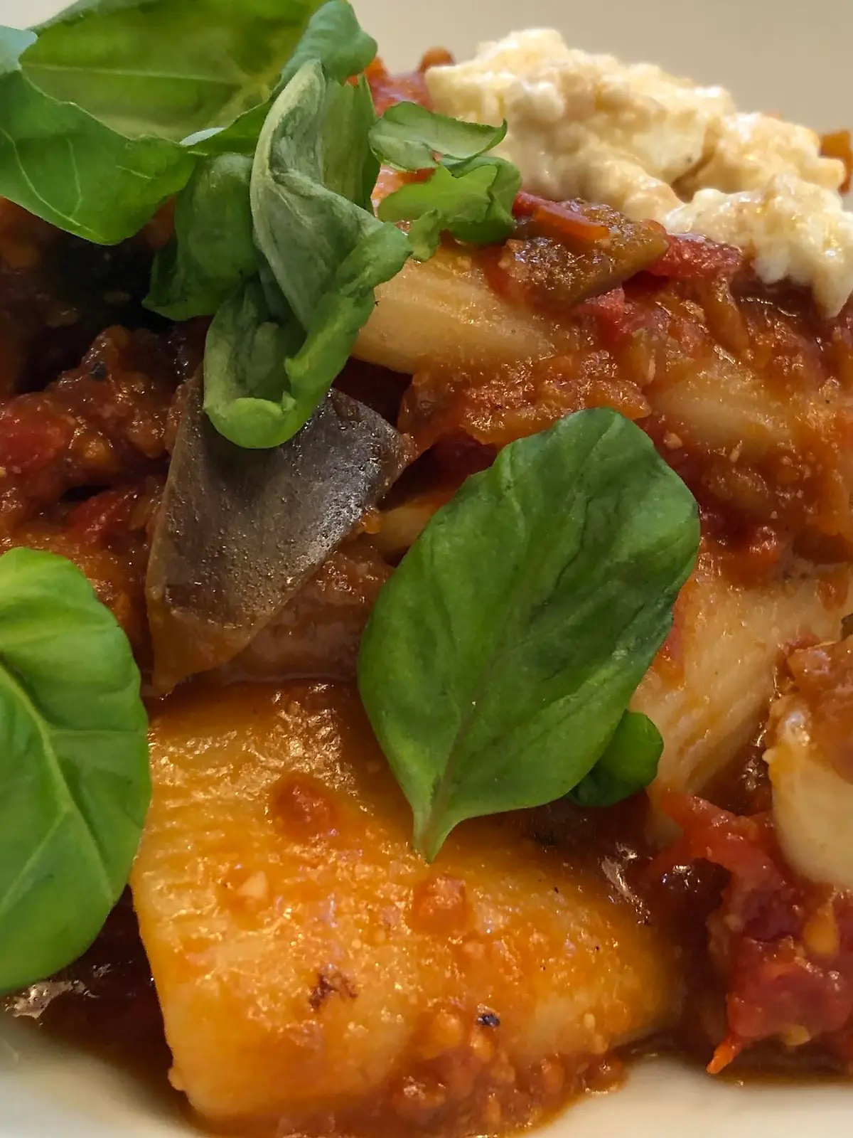 Bild zu: "Uns hat er gezeigt, wie er Pasta alla Norma zubereitet."