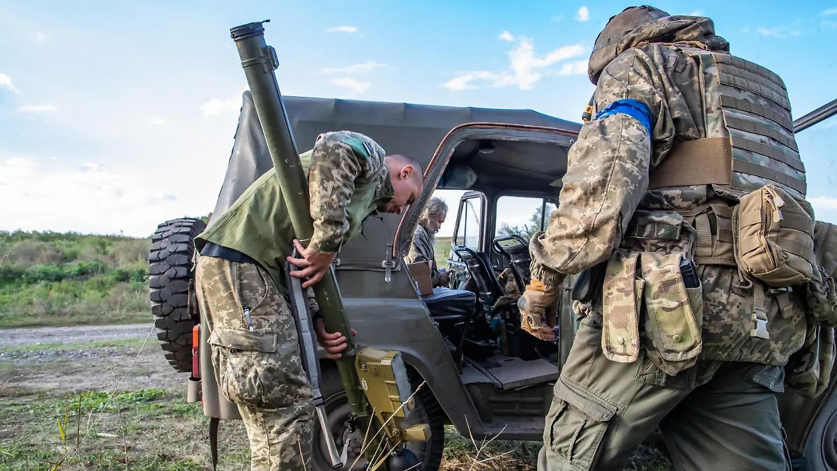 A commanding officer of an anti-air unit of Ukraine s Armed Forces loads a rocket launcher in his SUV as they prepare to support infantry in liberating Balakliya in eastern Ukraine on Thursday, Sept 8, 2022. VX Photo/ Vudi Xhymshiti, UA Armed Forces re-captured Balakliya, Kharkiv, Ukraine - anti-air unit Pevomayski Undisclosed Location Kharkiv Oblast Ukraine PUBLICATIONxNOTxINxUK , Copyright: xVudixXhymshitix 