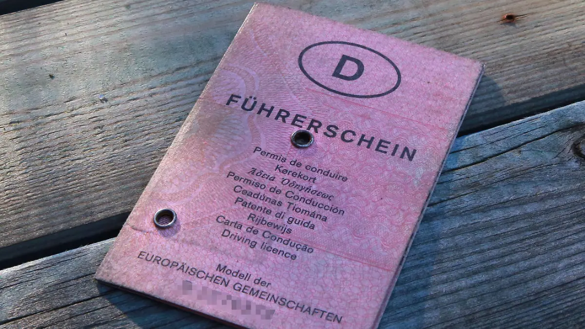 Rosa Führerschein aus Papier