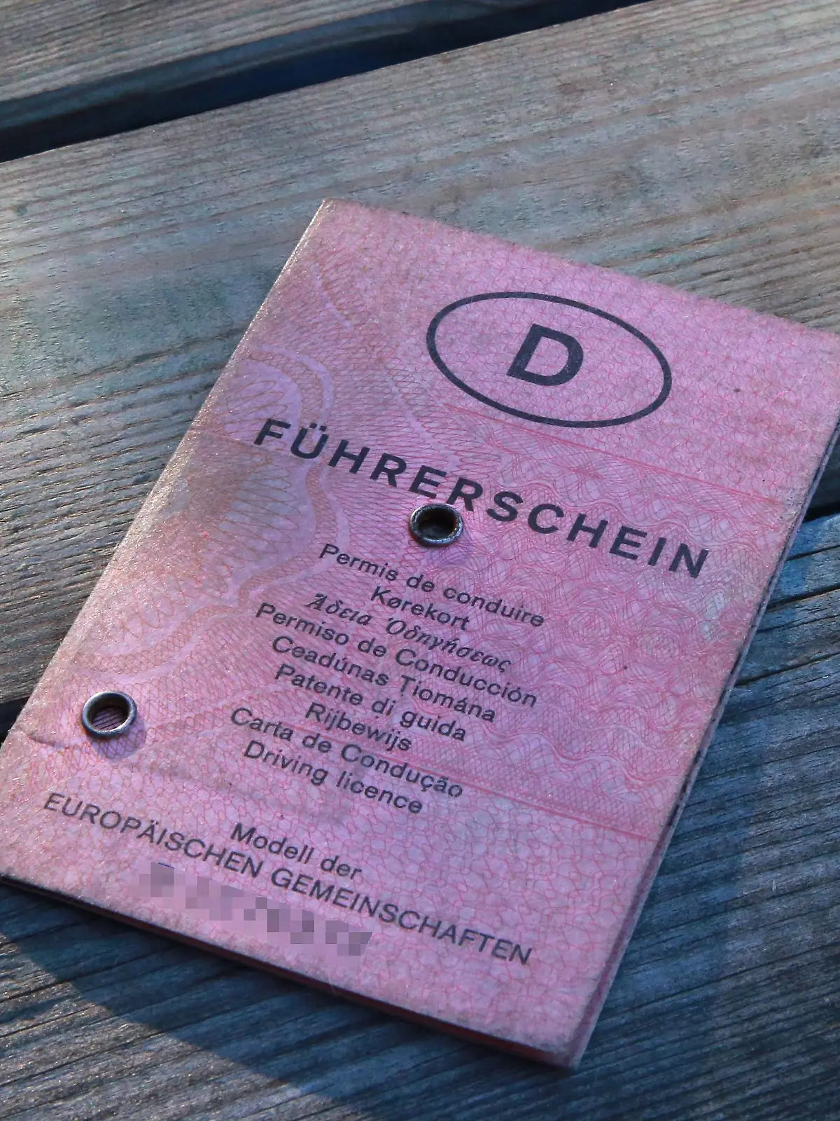 Rosa Führerschein aus Papier