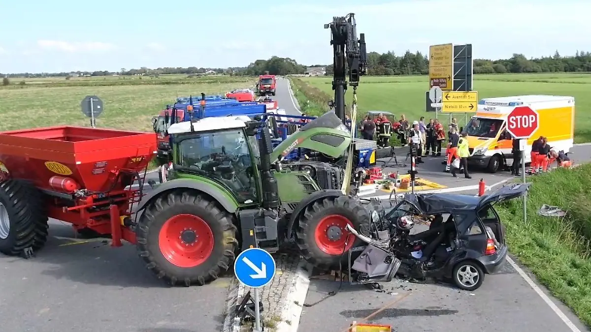 Fachleute des Technischen Hilfswerks aus Niebüll mussten den Traktor vom überrollten Auto ziehen.