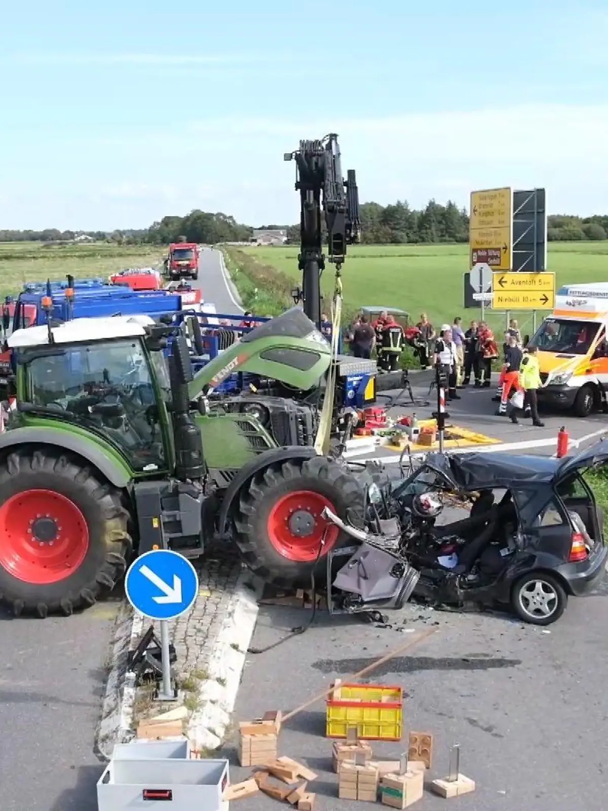 Fachleute des Technischen Hilfswerks aus Niebüll mussten den Traktor vom überrollten Auto ziehen.