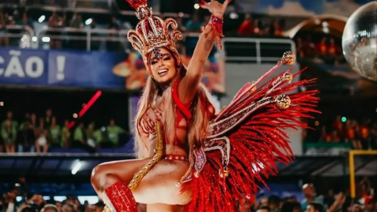 Rafaella Santos heizte der Menge beim Karneval in Brasilien ein