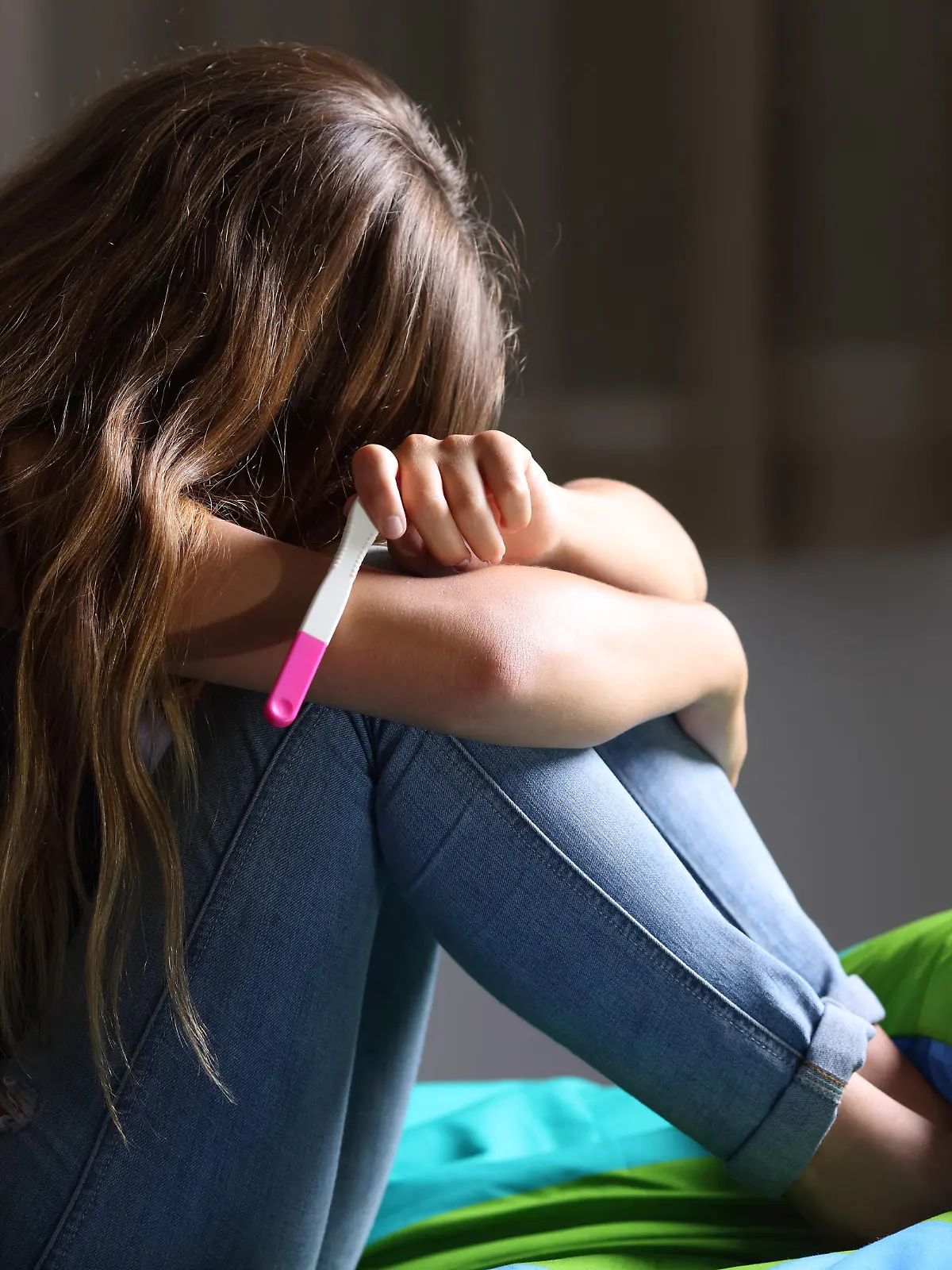 Trauriger Teenager mit Schwangerschaftstest