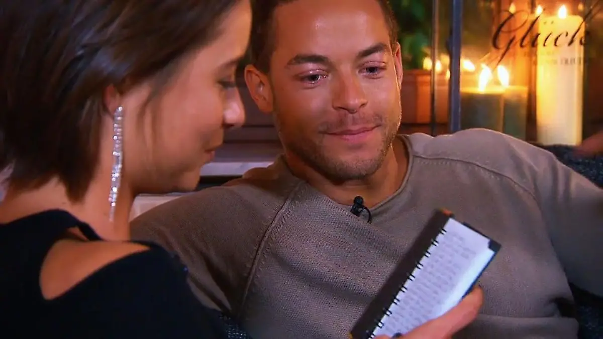 Jenny schreibt dem Bachelor einen Liebesbrief Sie gesteht beim Homedate ihre Gefühle