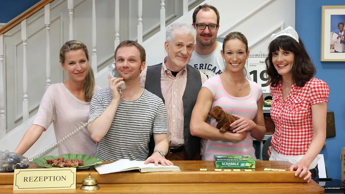  Christine Theiss (2.v.r.) ist zu Gast im "Hotel Zuhause - Bitte stören!" und bei (v.l.): Nachbarin Sina Maria Gerhardt, Hoteldirektor Ralf Schmitz, dem Vater Ilja Richter,dem besten Freund Frank Streffing und der besten Freundin Anna Isabel Wolf .