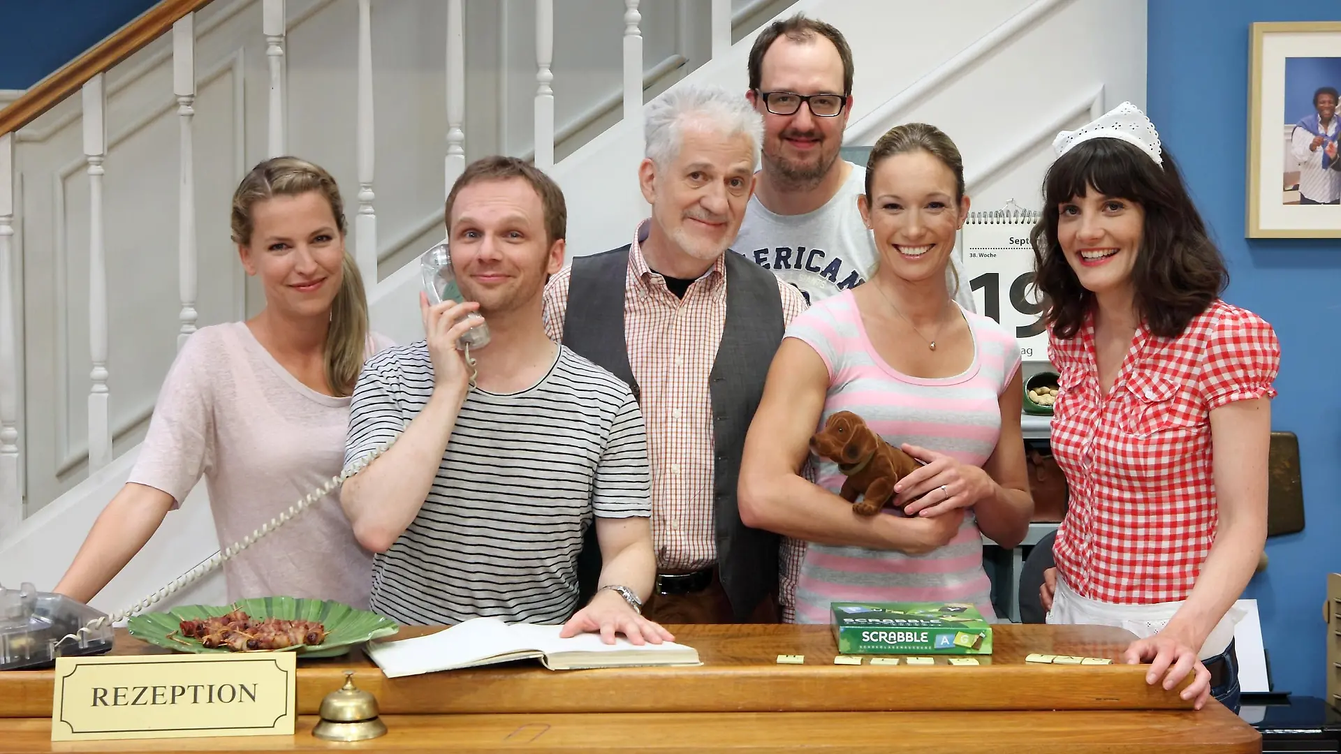  Christine Theiss (2.v.r.) ist zu Gast im "Hotel Zuhause - Bitte stören!" und bei (v.l.): Nachbarin Sina Maria Gerhardt, Hoteldirektor Ralf Schmitz, dem Vater Ilja Richter,dem besten Freund Frank Streffing und der besten Freundin Anna Isabel Wolf .